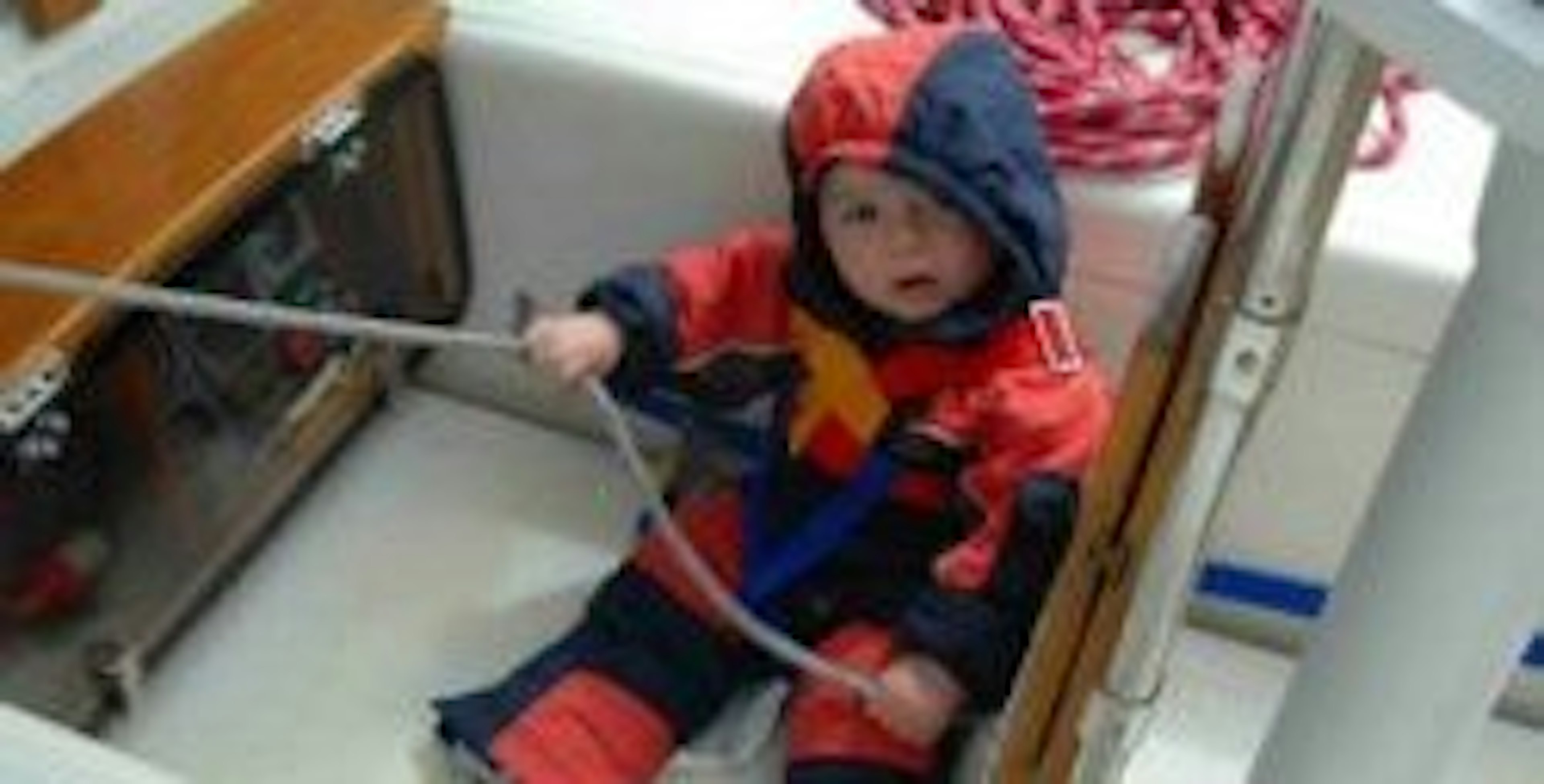 Elias, 1 år, på båten
