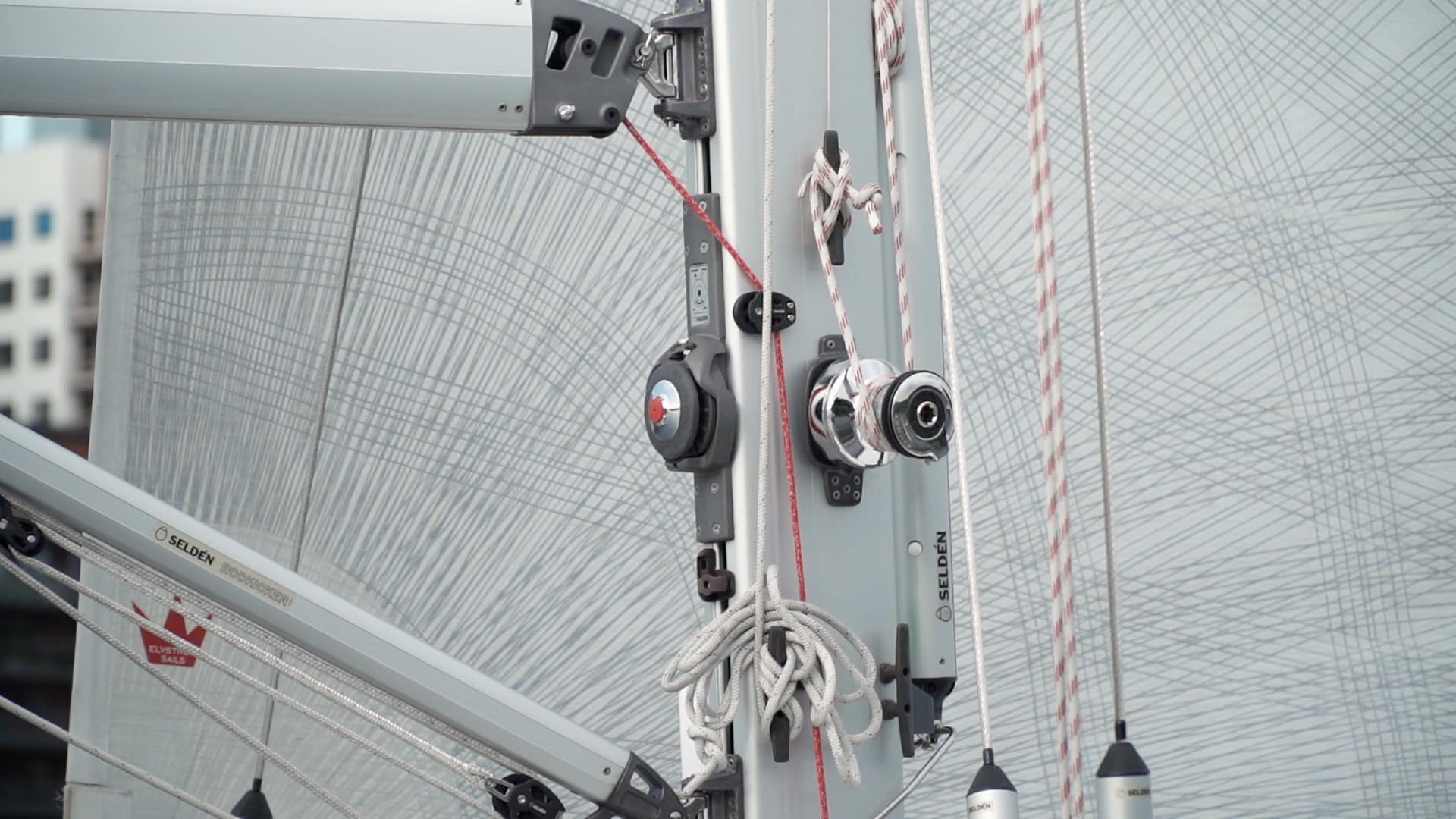 Eldriven rullmast från Seldén.