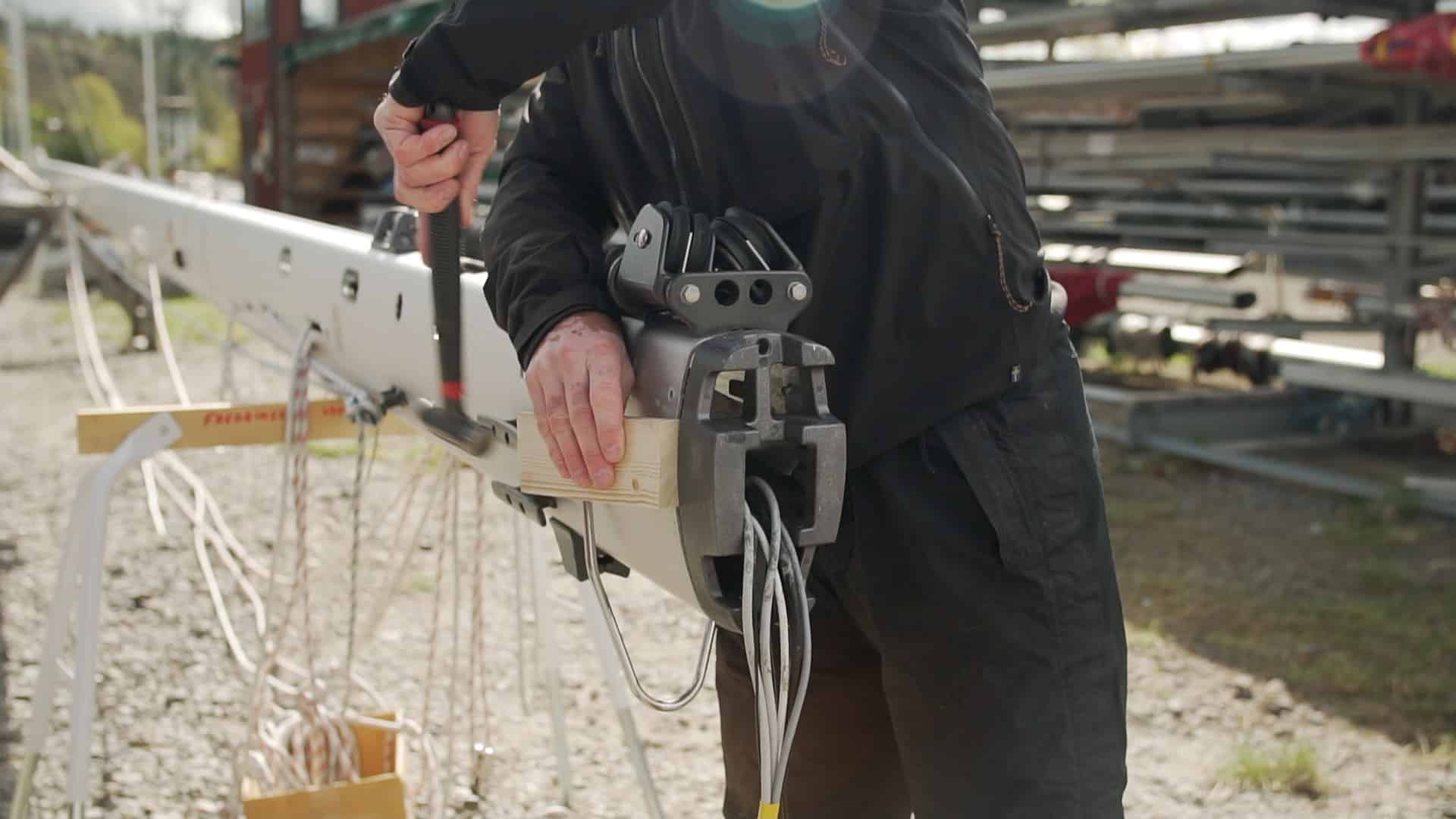 Eldriven rullmast från Seldén.