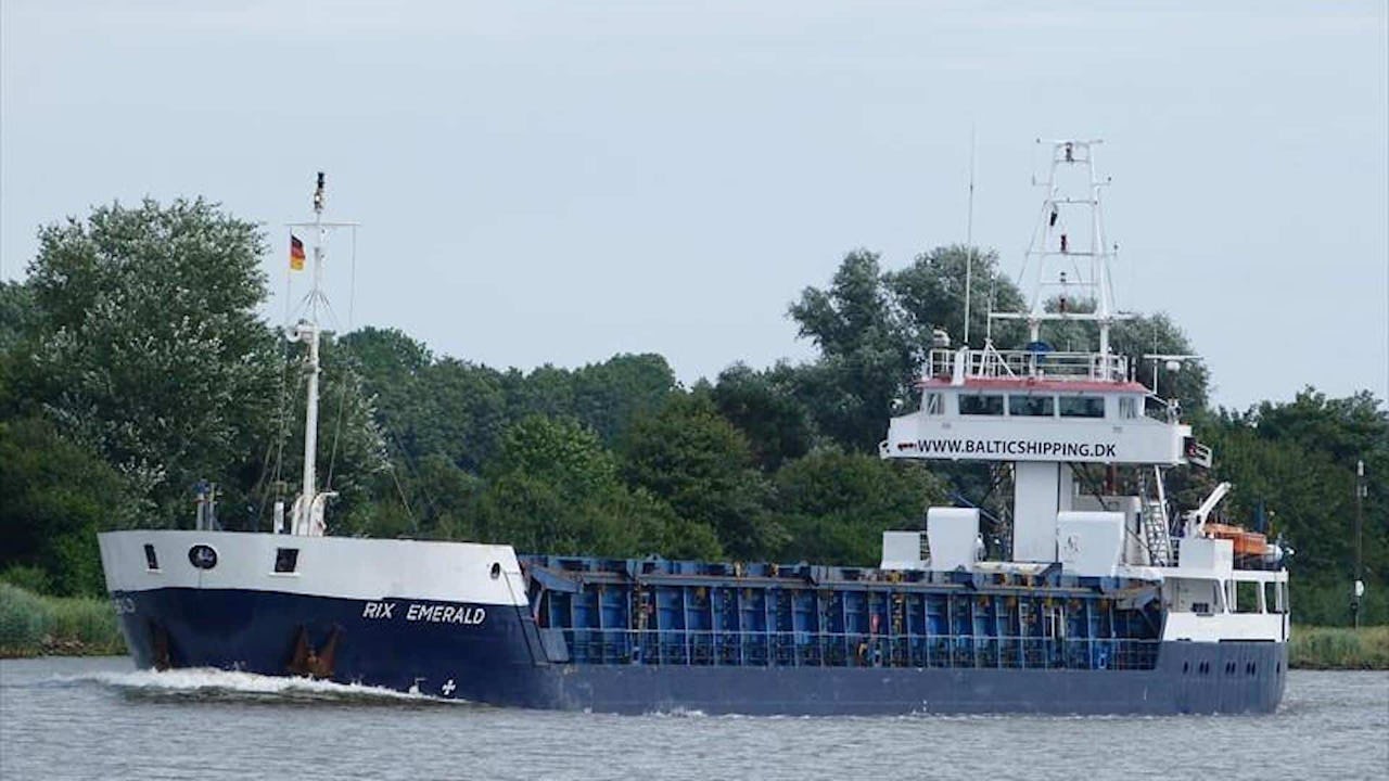Fraktfartyget Rix Emerald smiter.