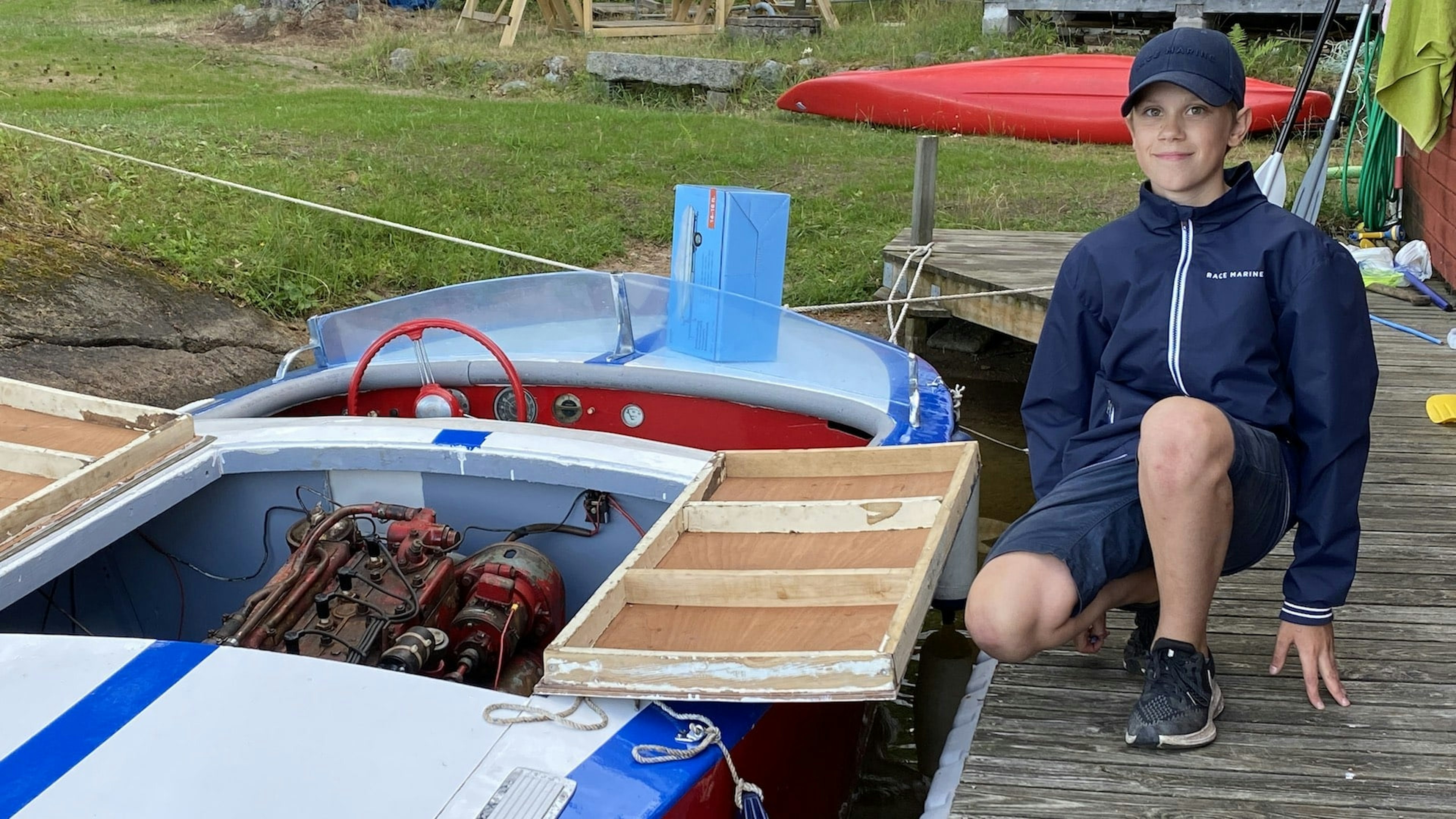 Nils 13 år renoverade klassiska motorbåten av märket Forslund