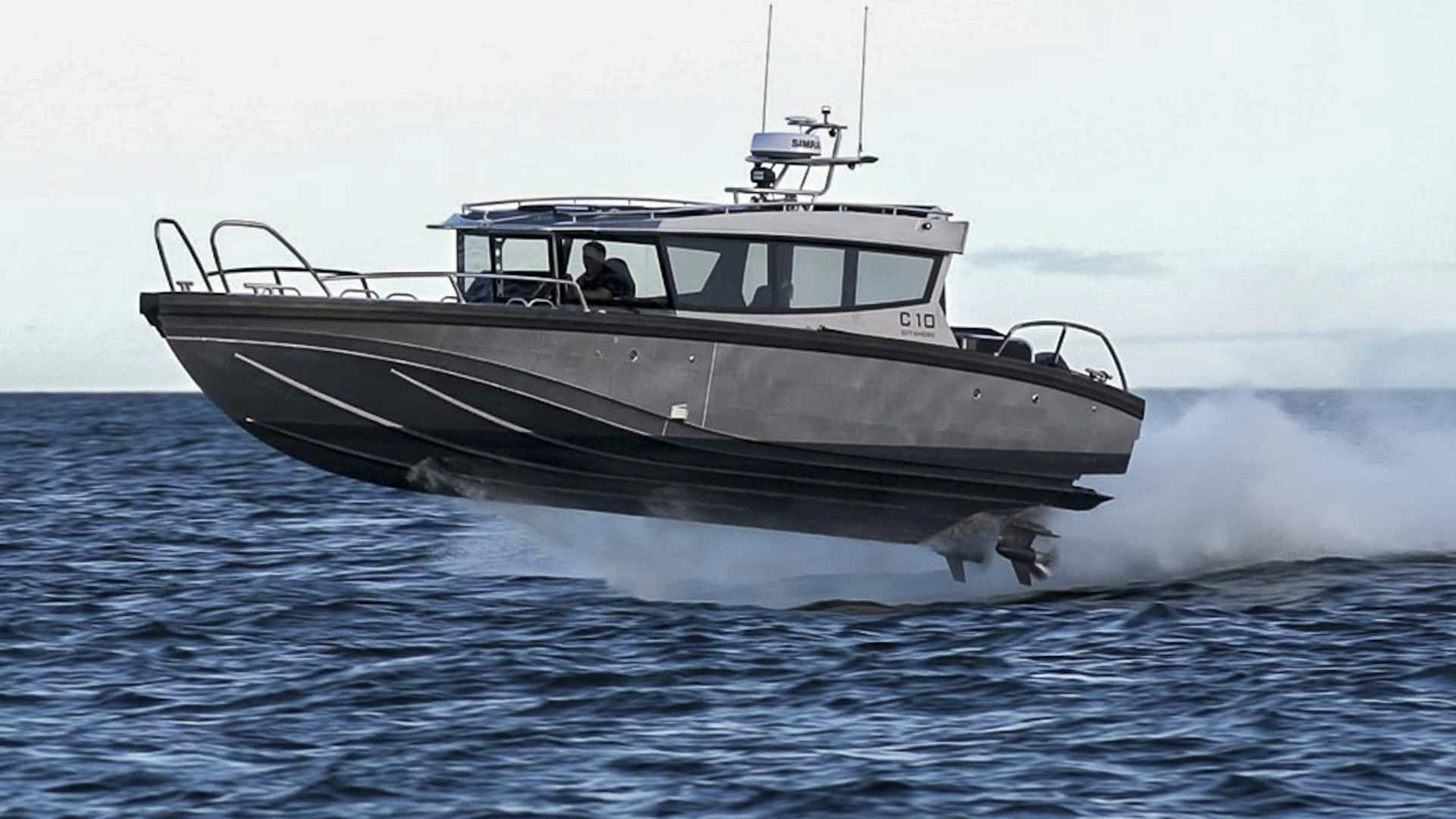 Test av tuffa motorbåten Viggo C10 i hög sjö.
