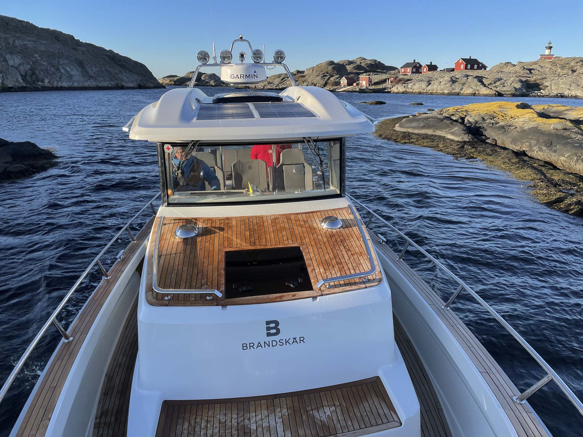 Motorbåt i Kosters naturreservat, Västkustens kanske vackraste skärgård.