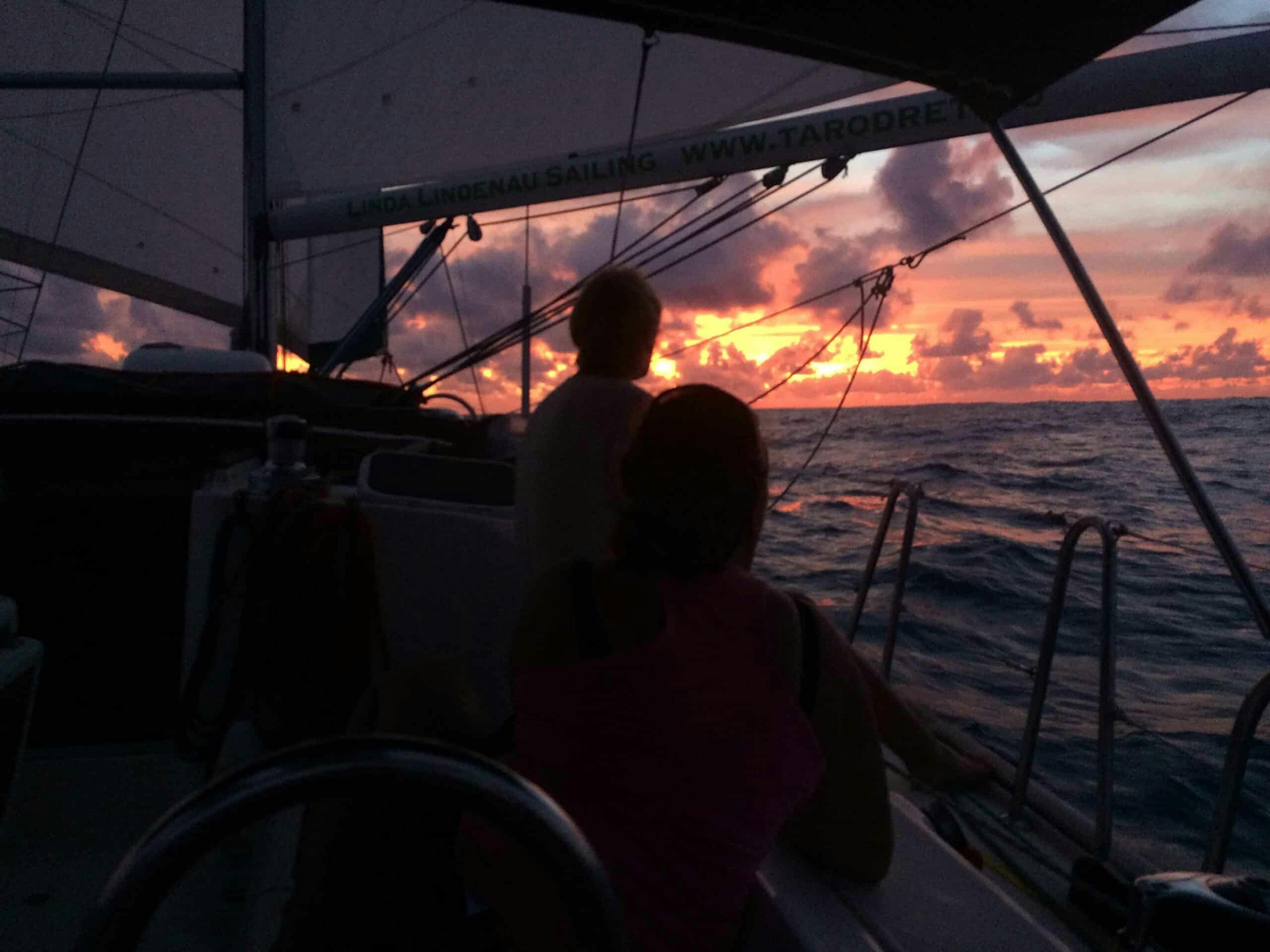 Solnedgang-ombord-pa-segelbat