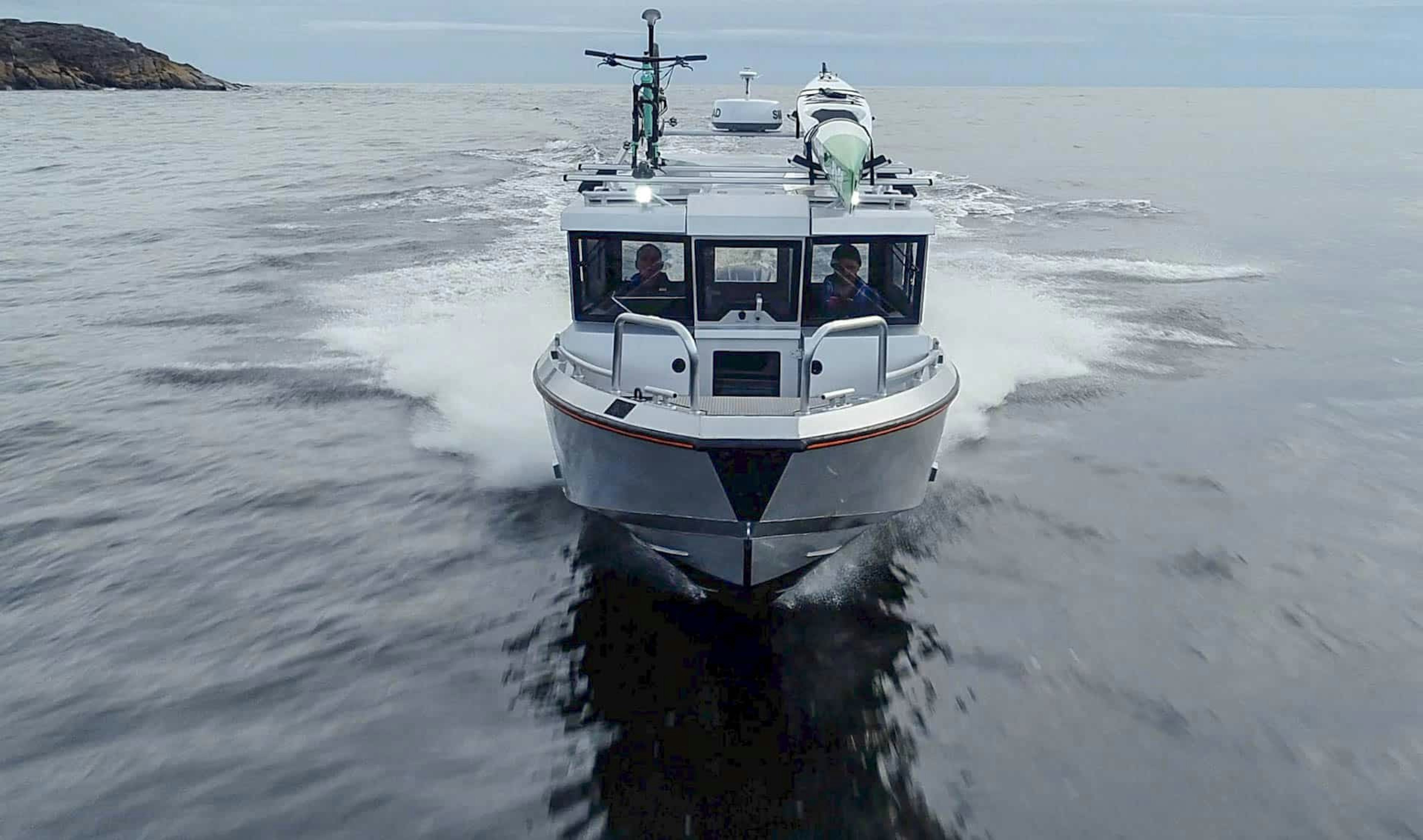 Hyttbåten Ockelbo B25 Cab testas under test av Hamnen.se i Örnsköldsviks skärgård.