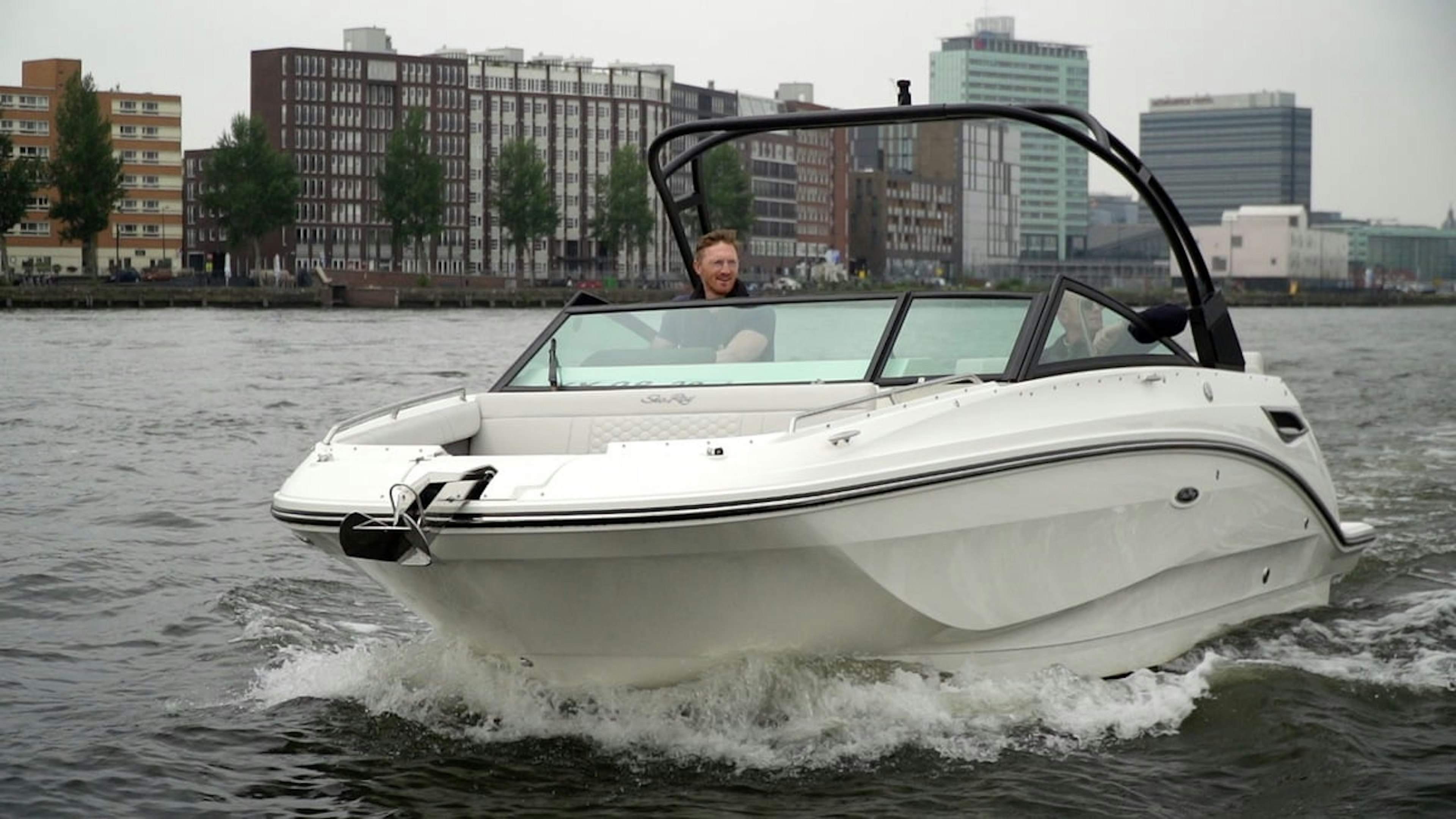 Sea-Ray-daycruiser-test-i-Amsterdam