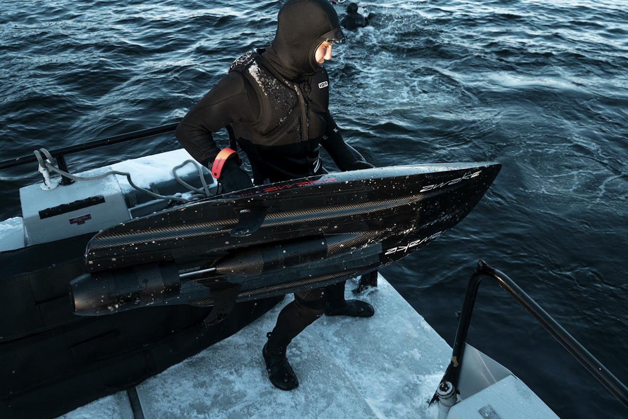 Awake-testar-sin-nya-elbrada-i-vinterkyla