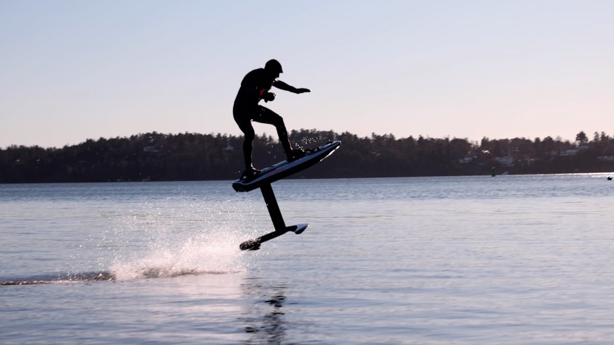 Awake-Vinga-eldriven-foilande-surfbrada