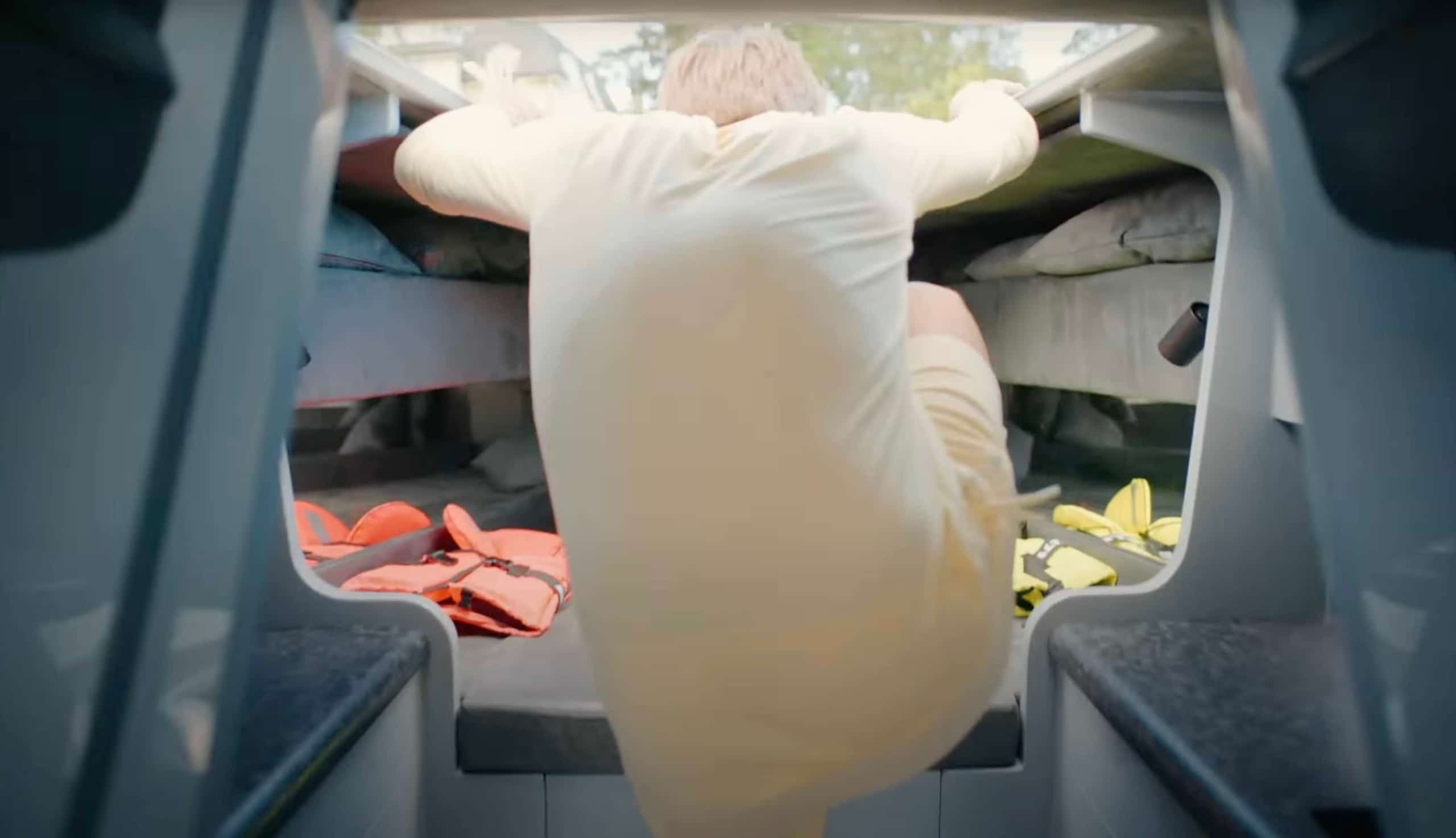 Jon_Olsson_boat_excape_hatch