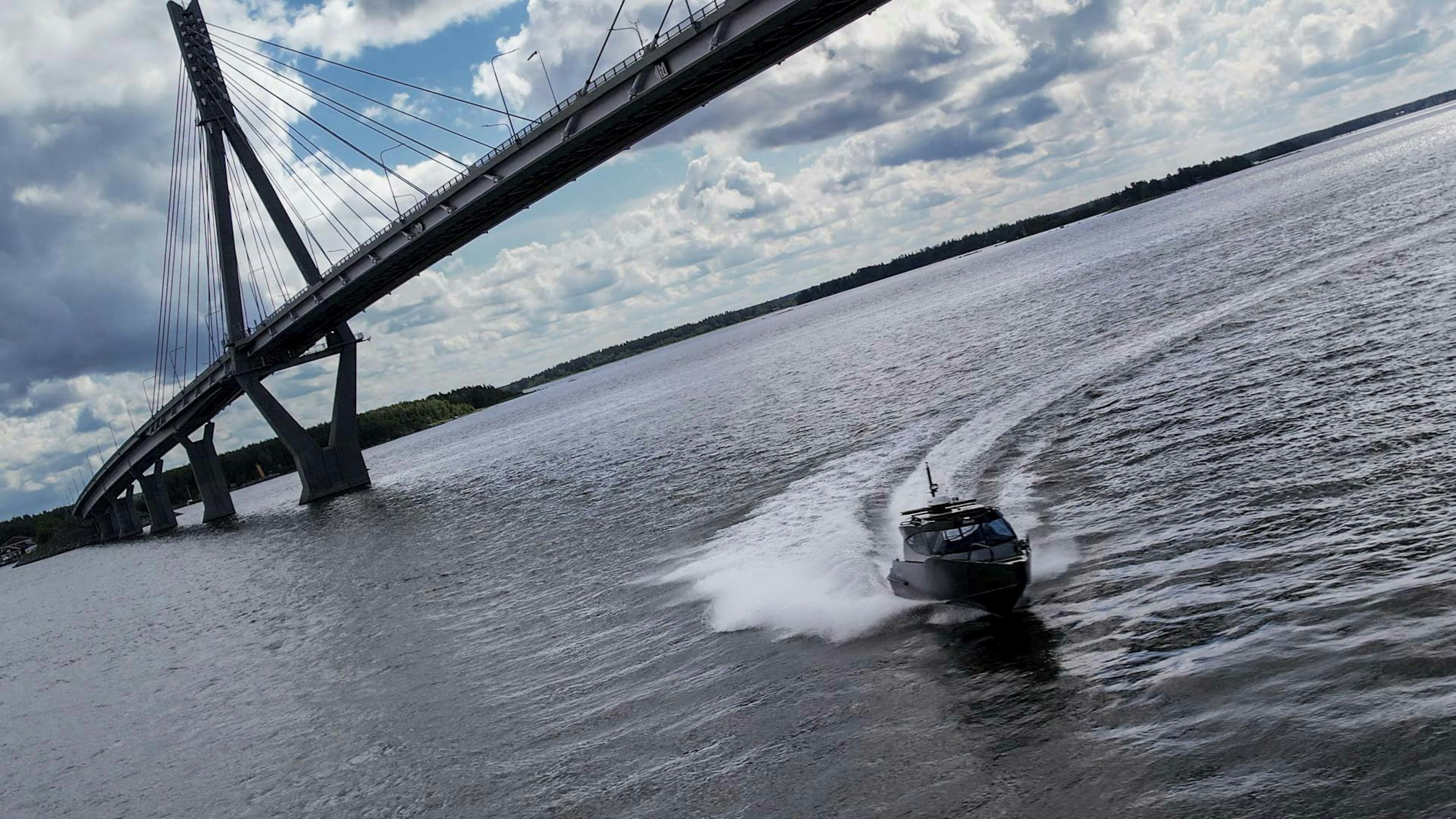 Hyttbat-i-aluminium-vid-finlands-langsta-bro