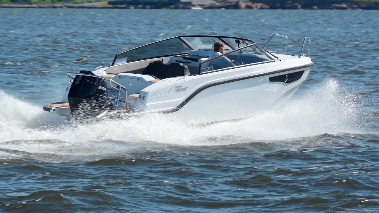 Petestep-pa-motorbaten-Silver-Viper