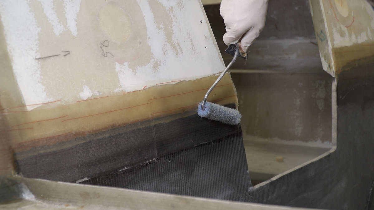 Laminering-under-renovering-av-segelbat