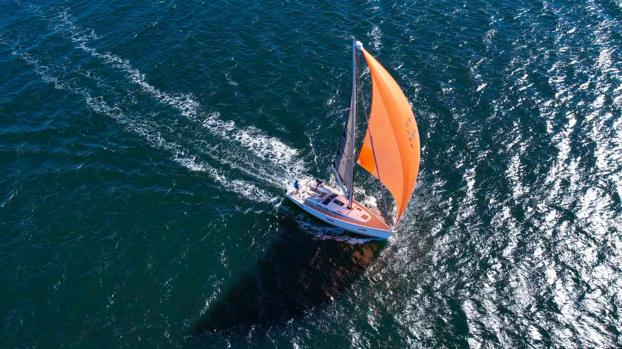 Linjett 39 med hissad gennaker under ett test av Hamnen.se.