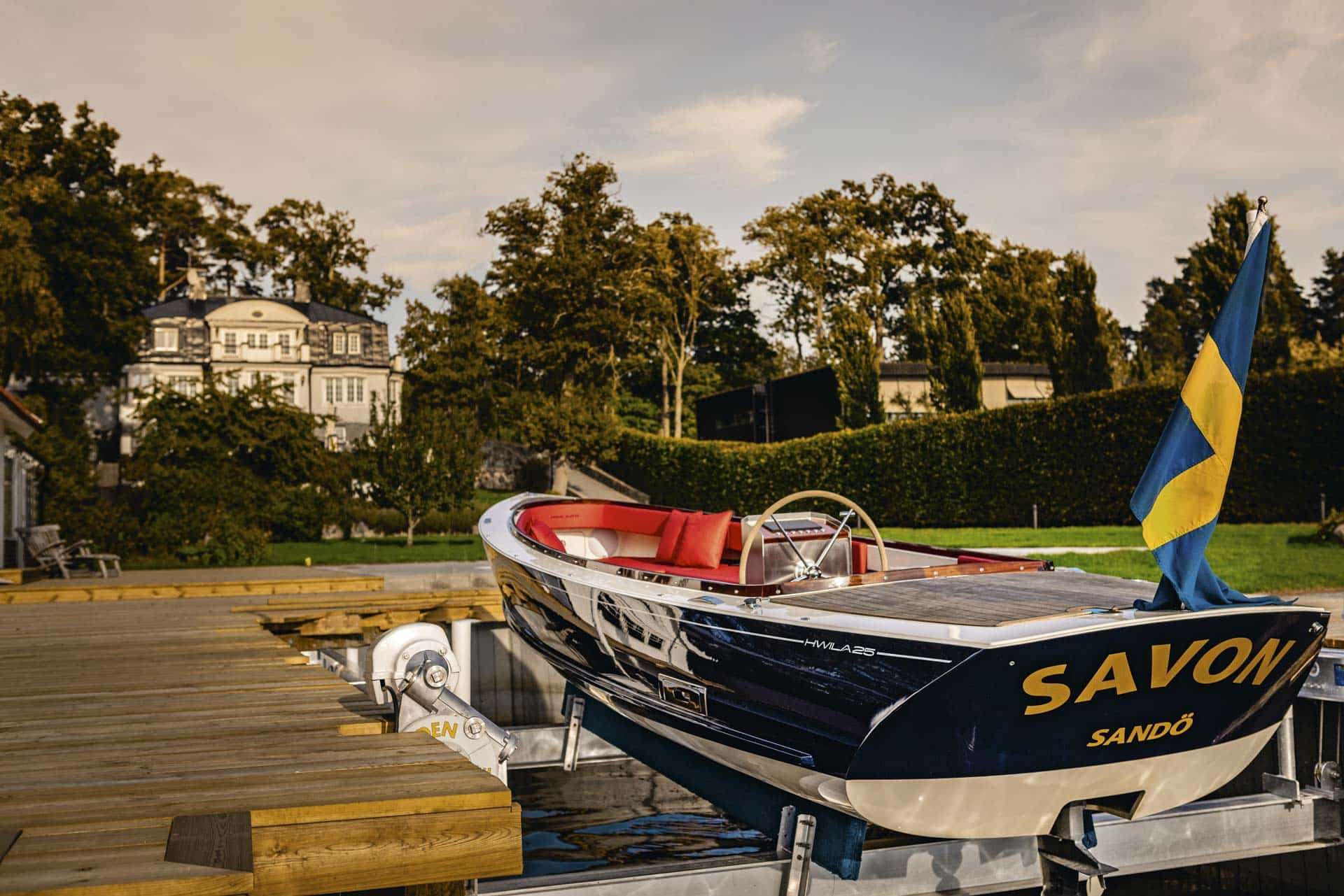 Herrgard-med-sjotomt-och-bat