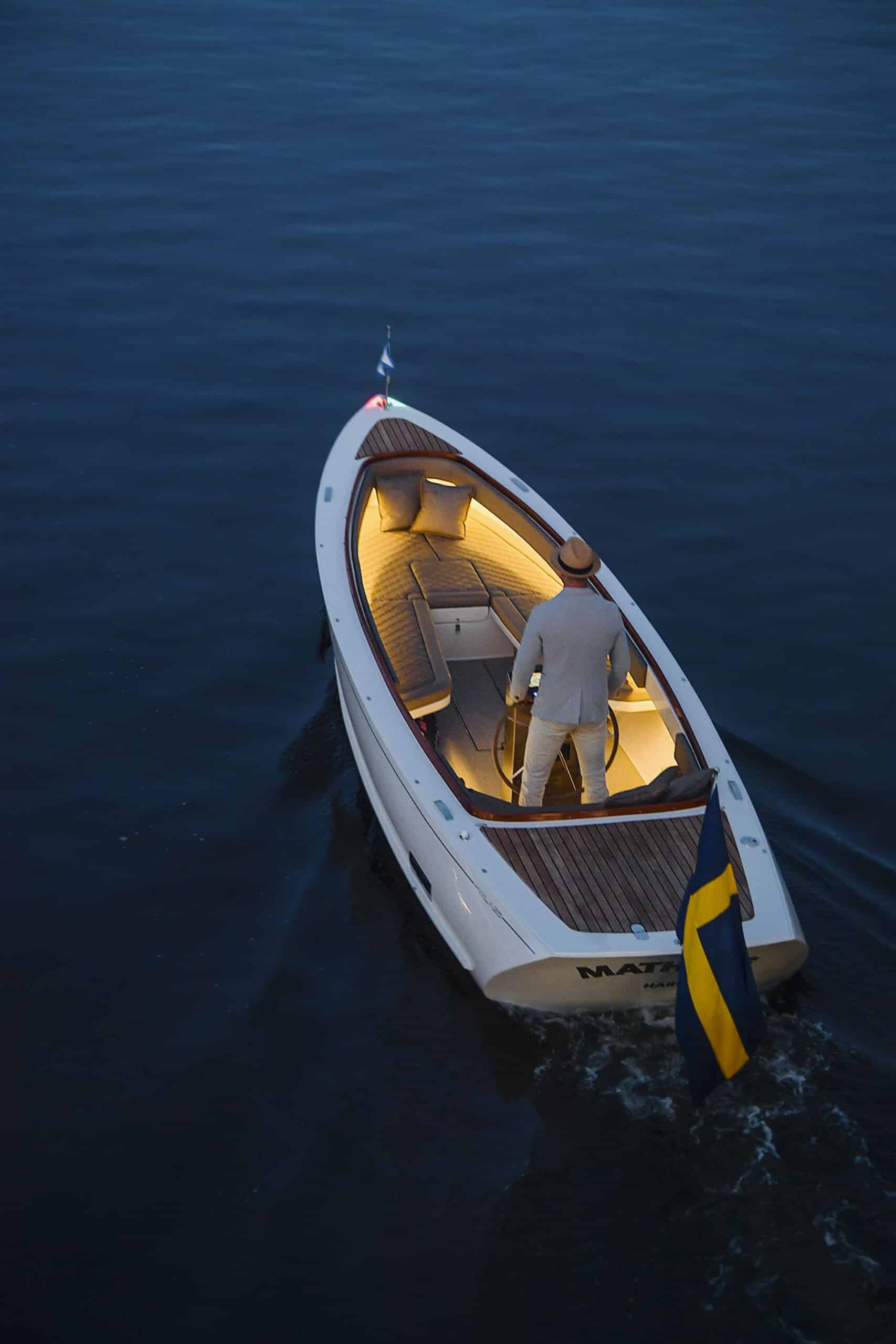 Vacker-klassisk-motorbat-i-kvallsljus