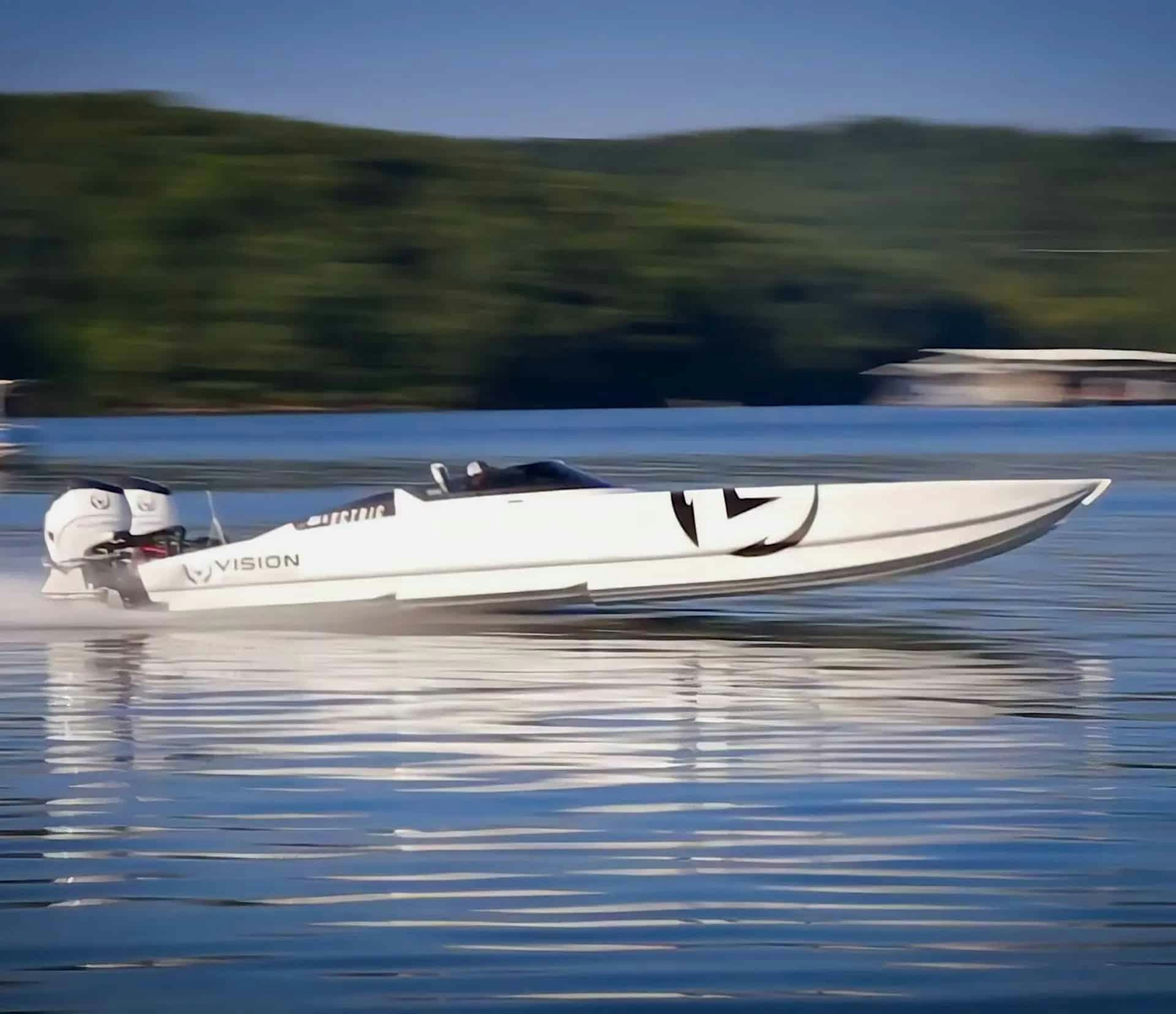 Worlds-fastest-electric-boat-at-speed