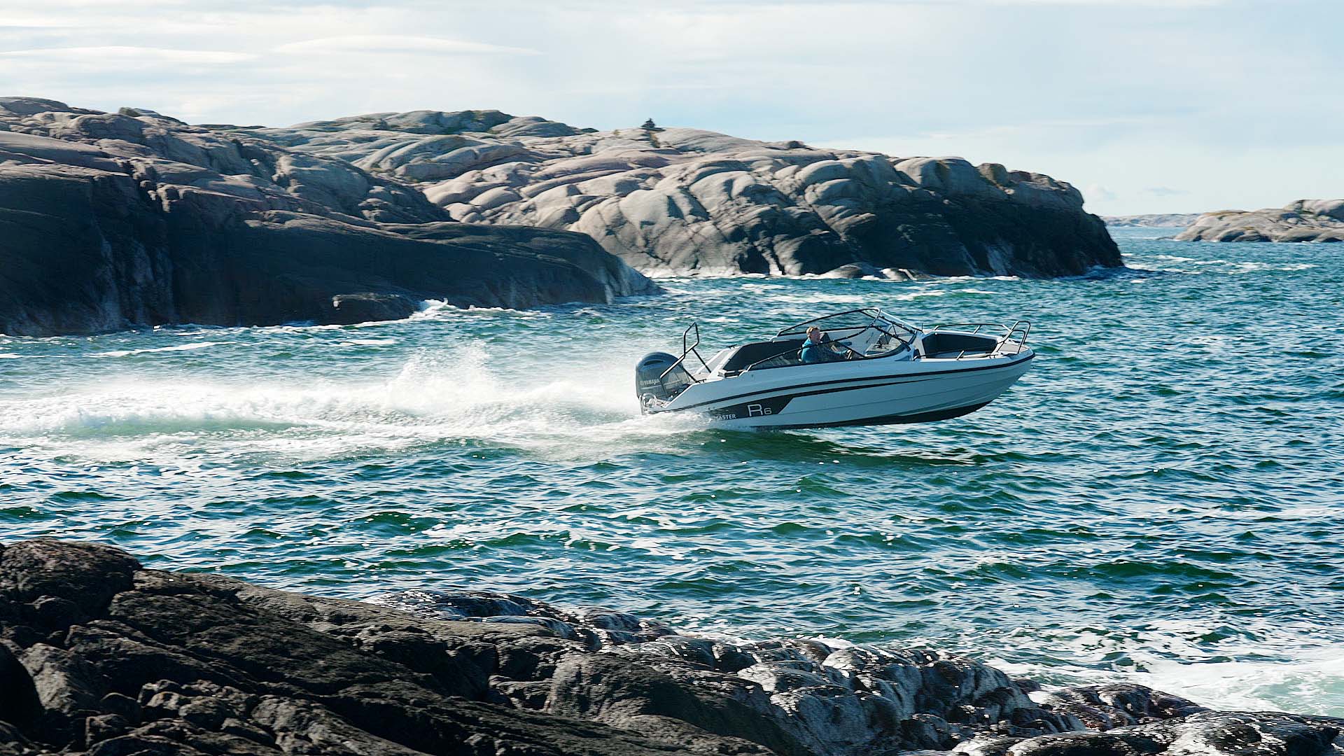 Finnmaster_R6_mellan_klippor