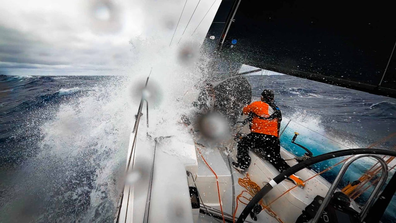 J111-i-tuff-segling-mot-Bermuda