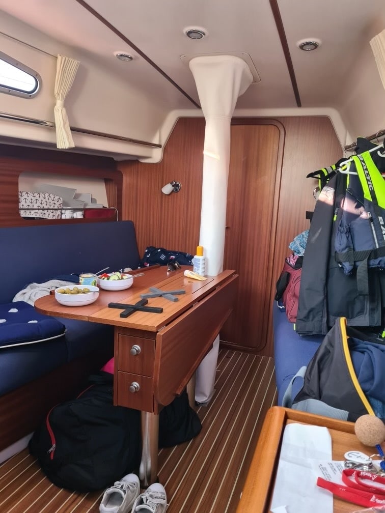 Amanda_praktikant_segelbat_salong