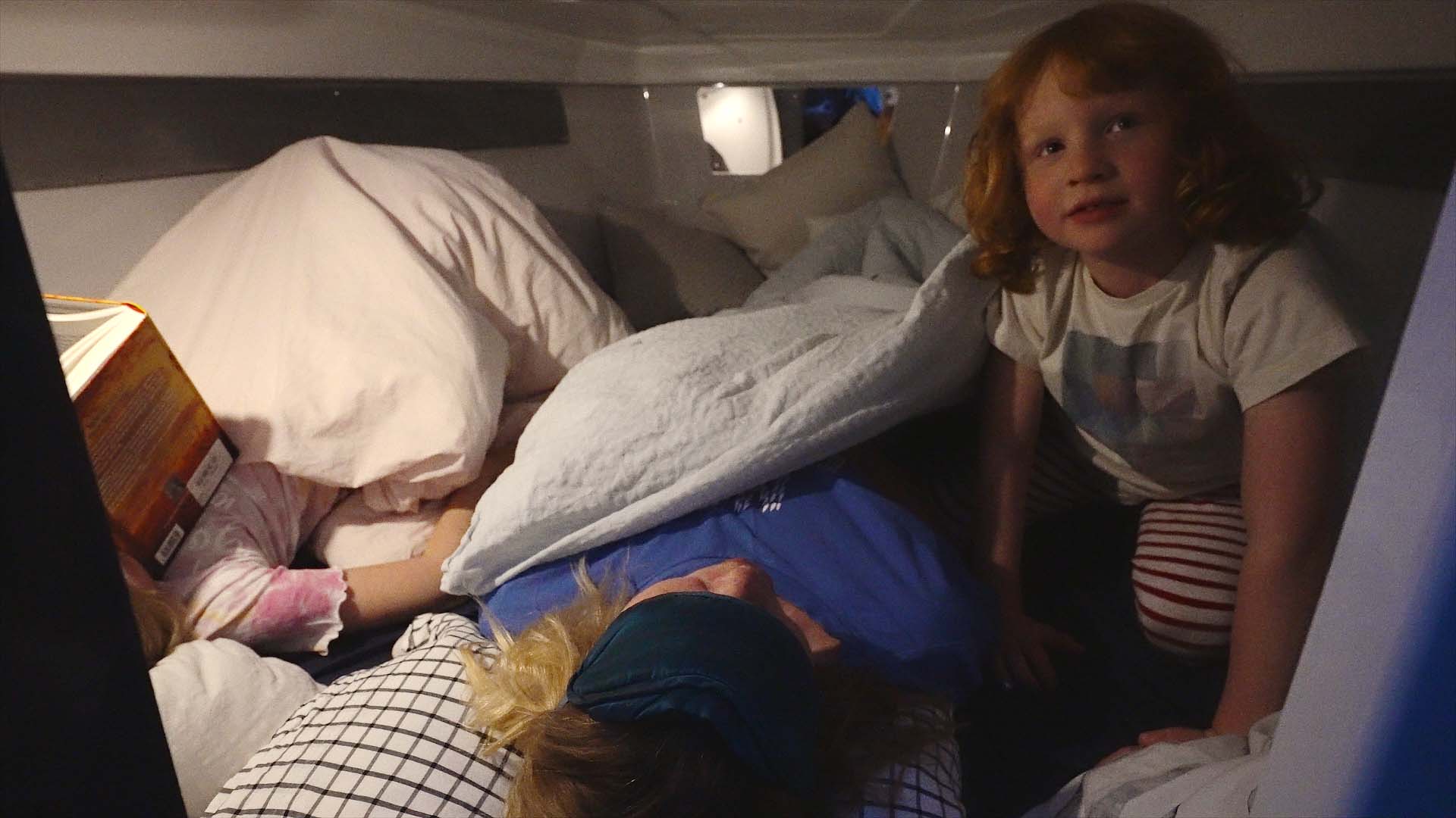 Familj-overnattar-i-ruffen-pa-en-bat