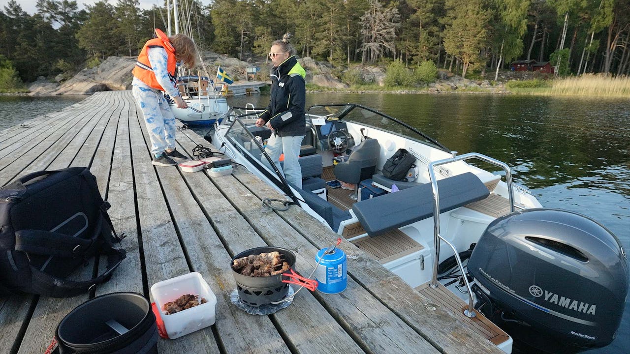 bat-vid-brygga-i-skargarden