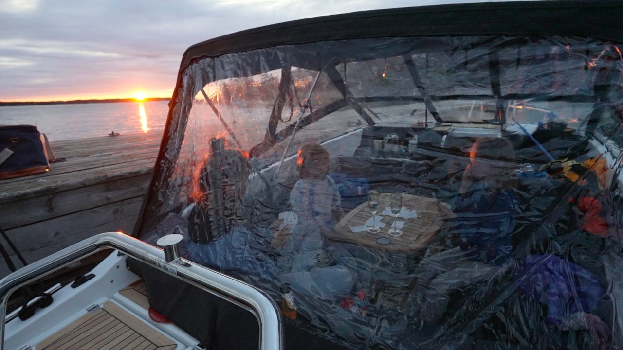 Bat-med-kapellet-uppe-liggandes-vid-en-brygga