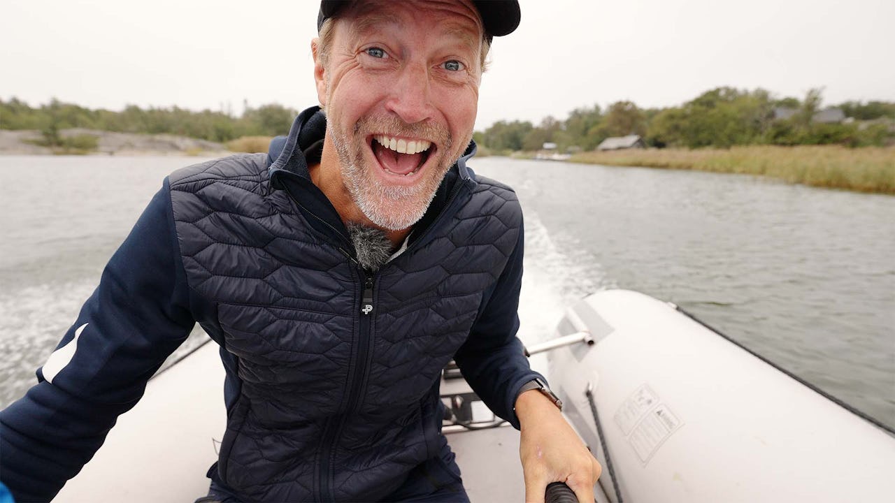 Glad-kille-kör-rib-katamaran-snabbt