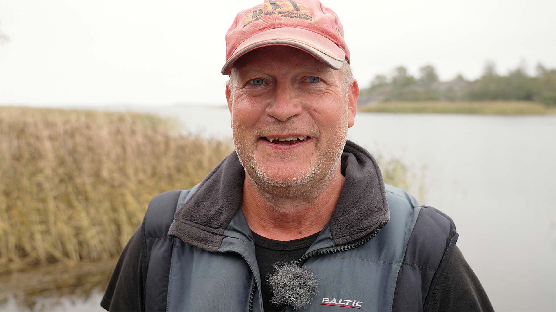 Man-vid-hav-och-vass-pa-Aland