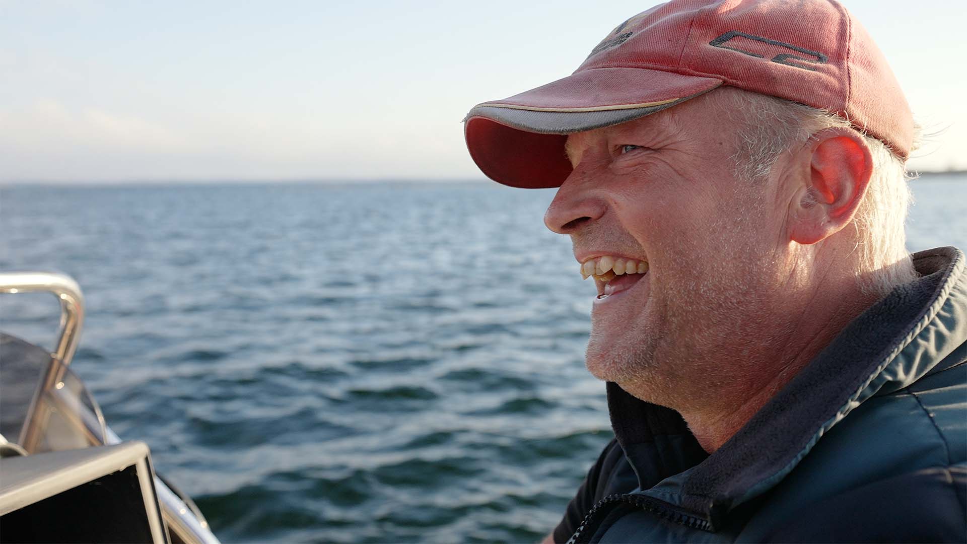Glad-kille-på-havet