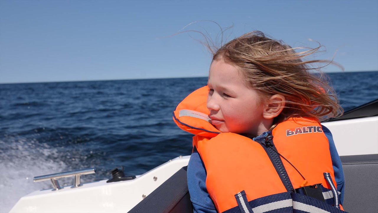 Flicka-aker-bat-i-skargarden