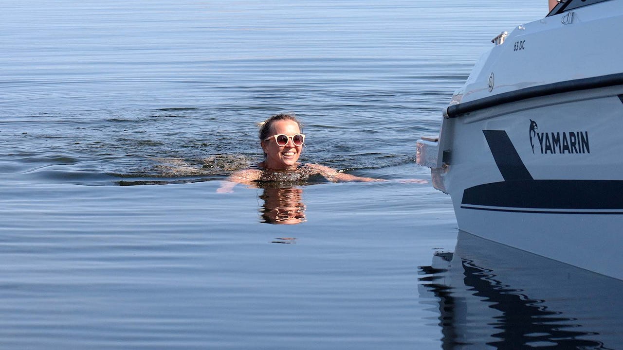 Kvinna-badar-i-Stockholms-skargard