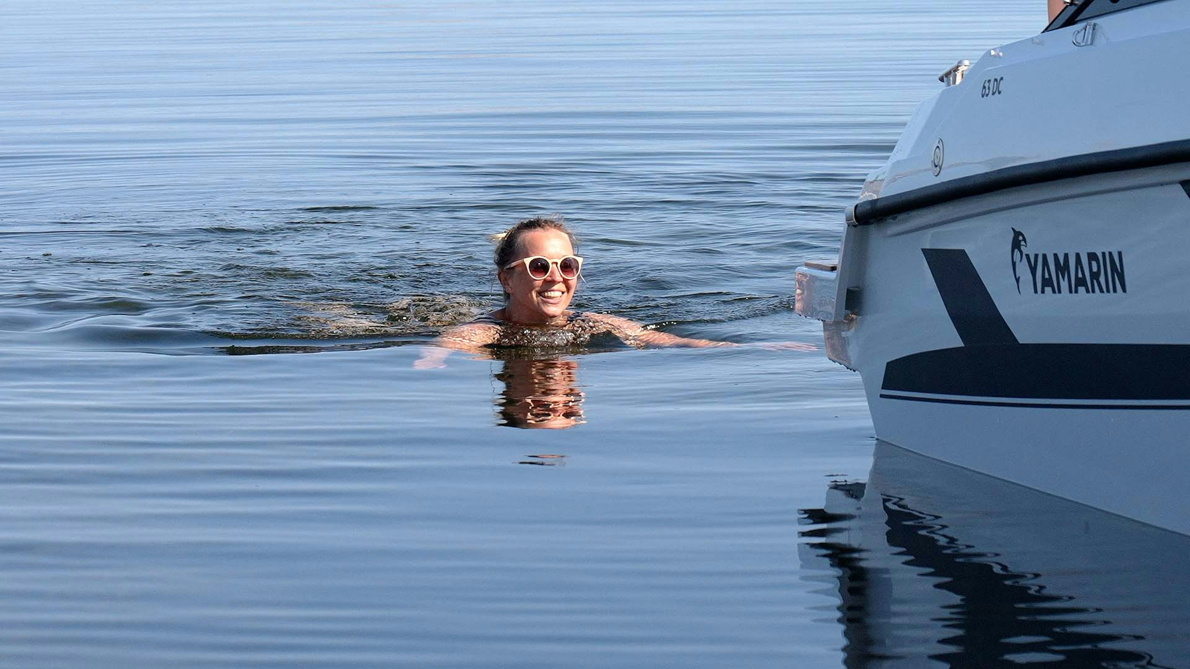 Kvinna-badar-i-Stockholms-skargard