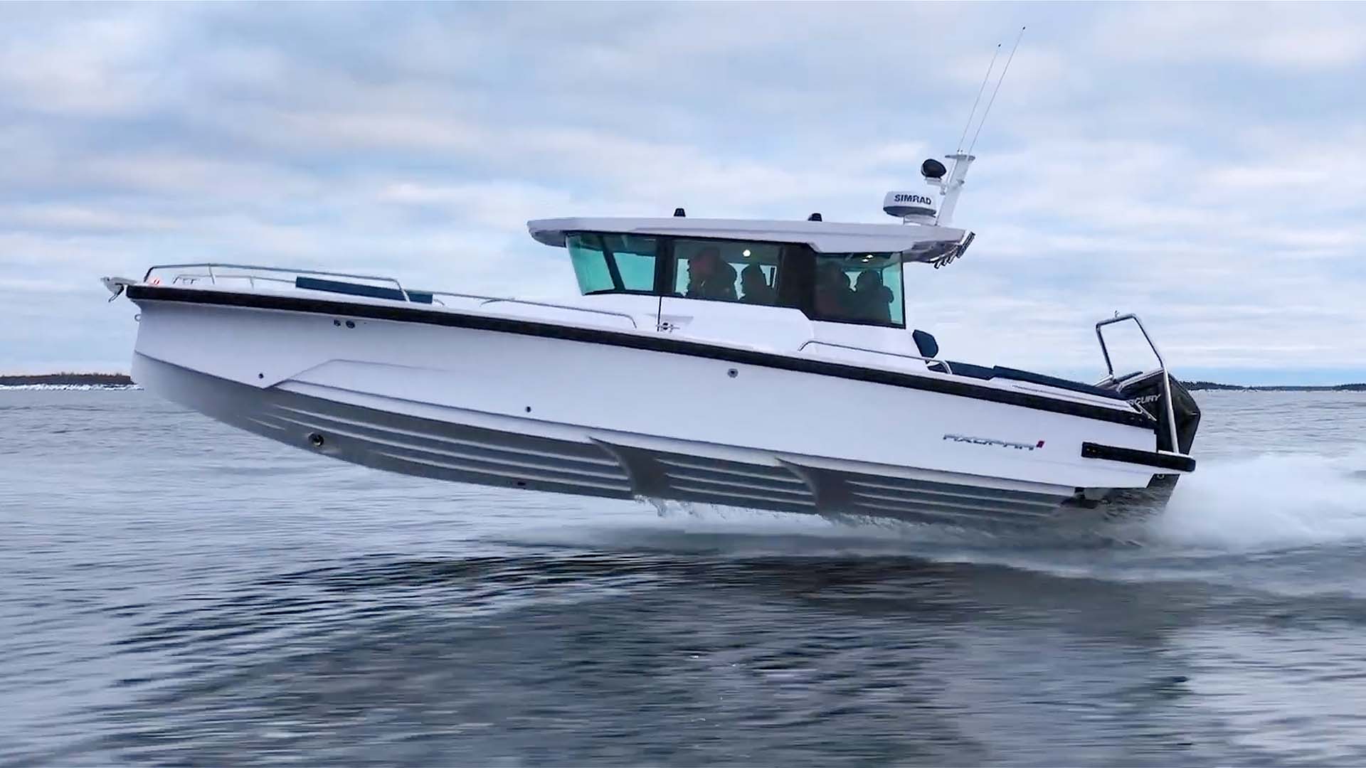 Hyttbåten Axopar 29 XC kör snabbt i höga vågor.