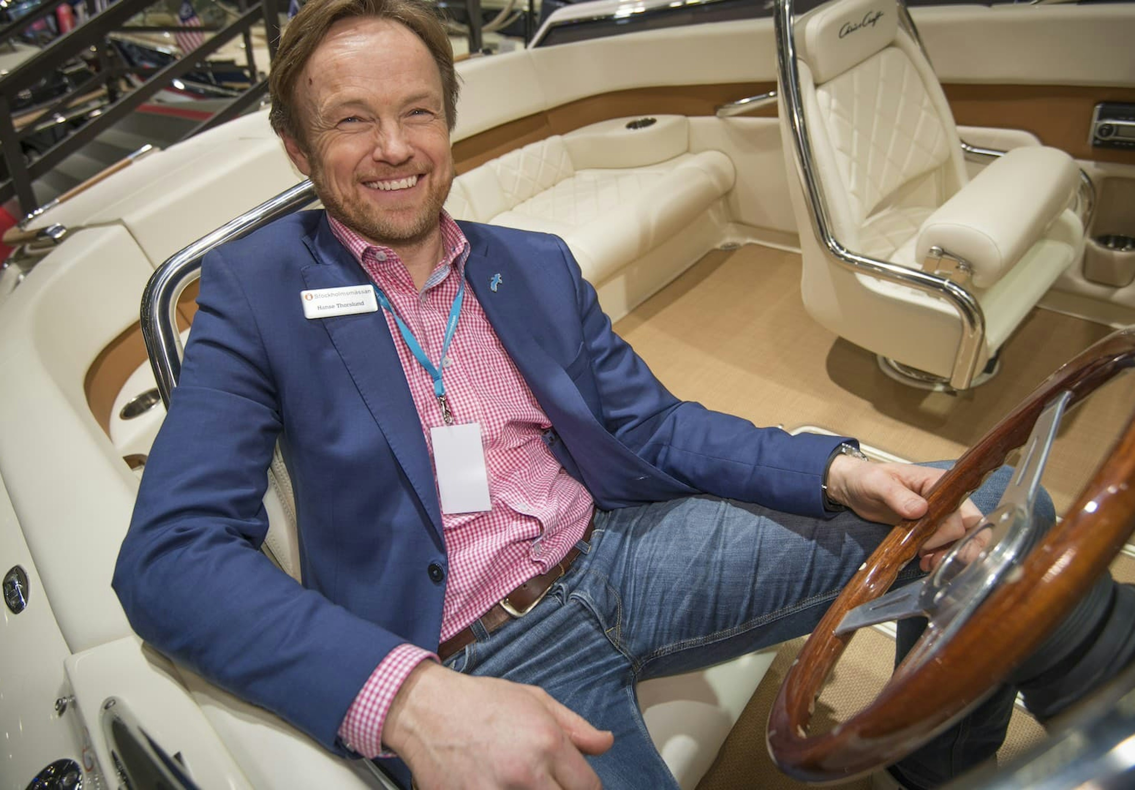Mässgeneralen Hanse Thorslund sitter i en båt inför båtmässan Allt för Sjön 2024.