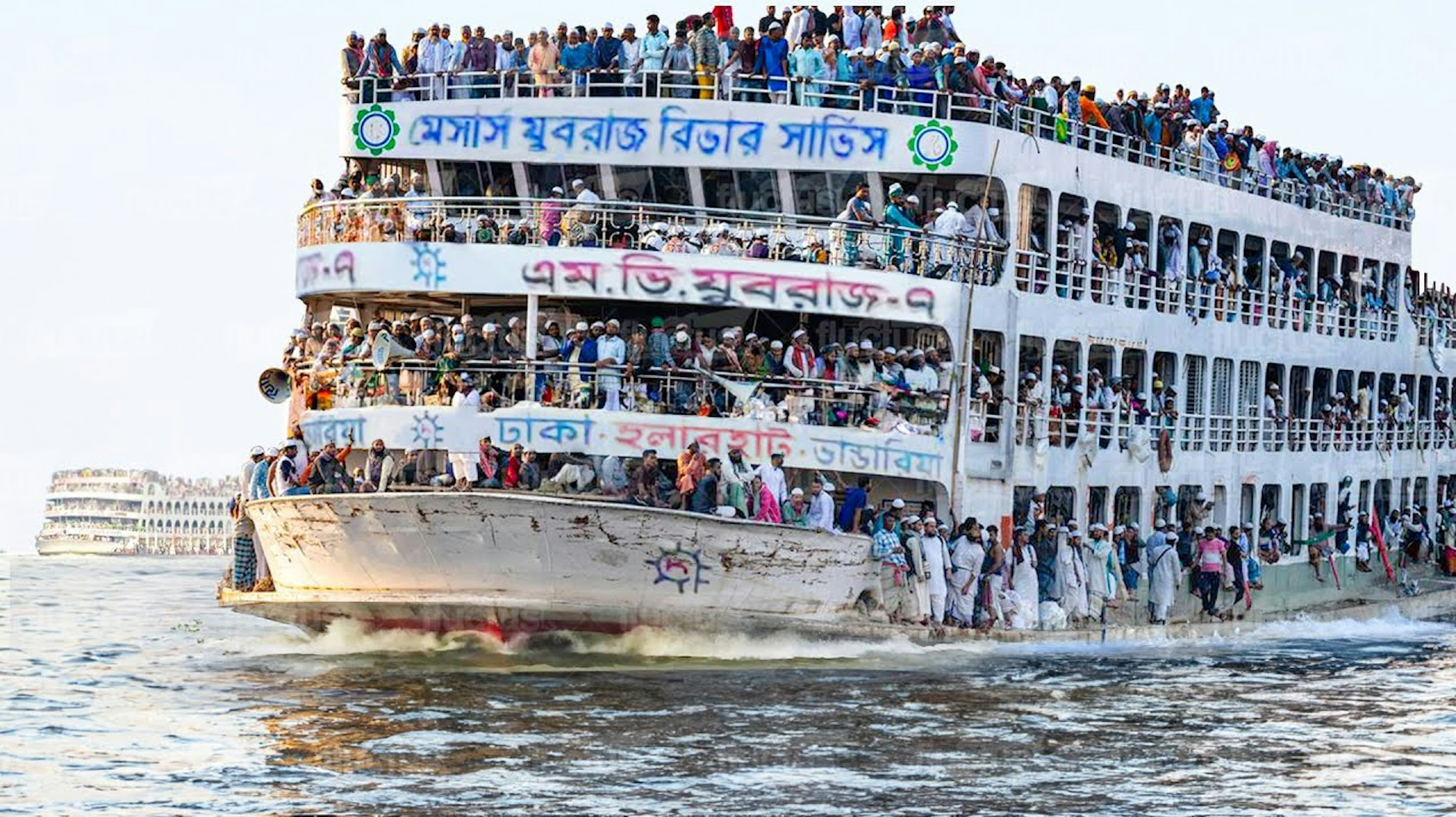 Överlastad färja som trafikerar Burigangafloden i Bangladesh.