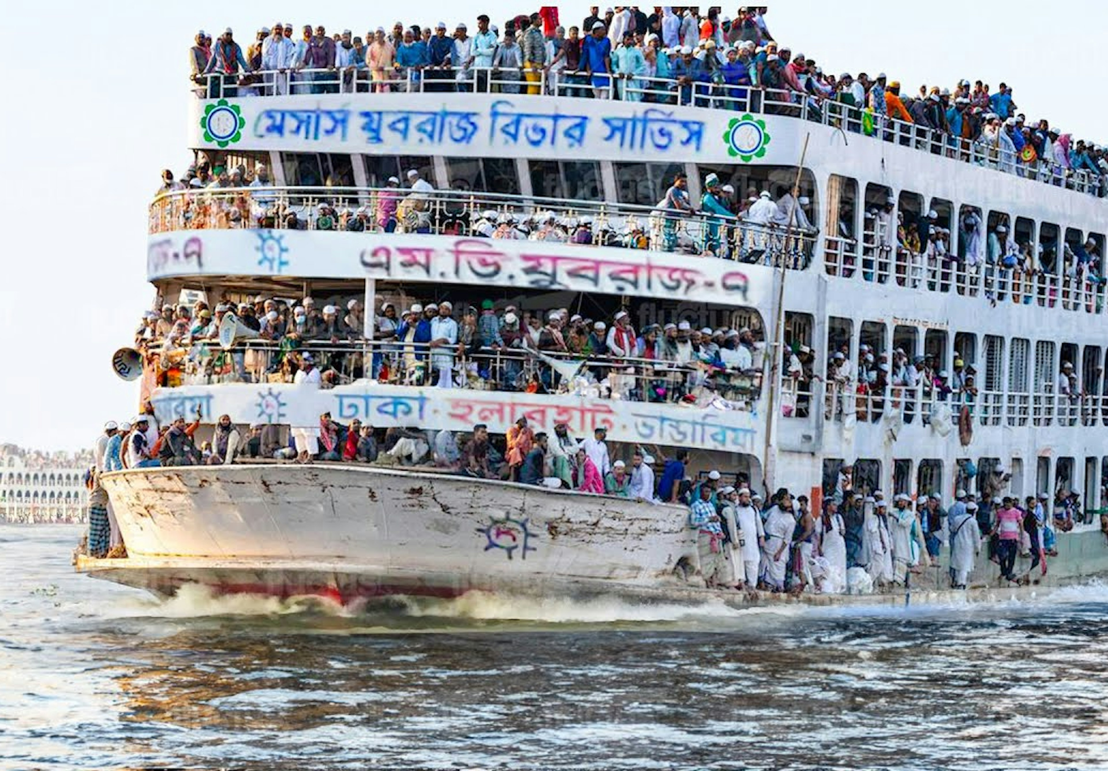 Överlastad färja som trafikerar Burigangafloden i Bangladesh.
