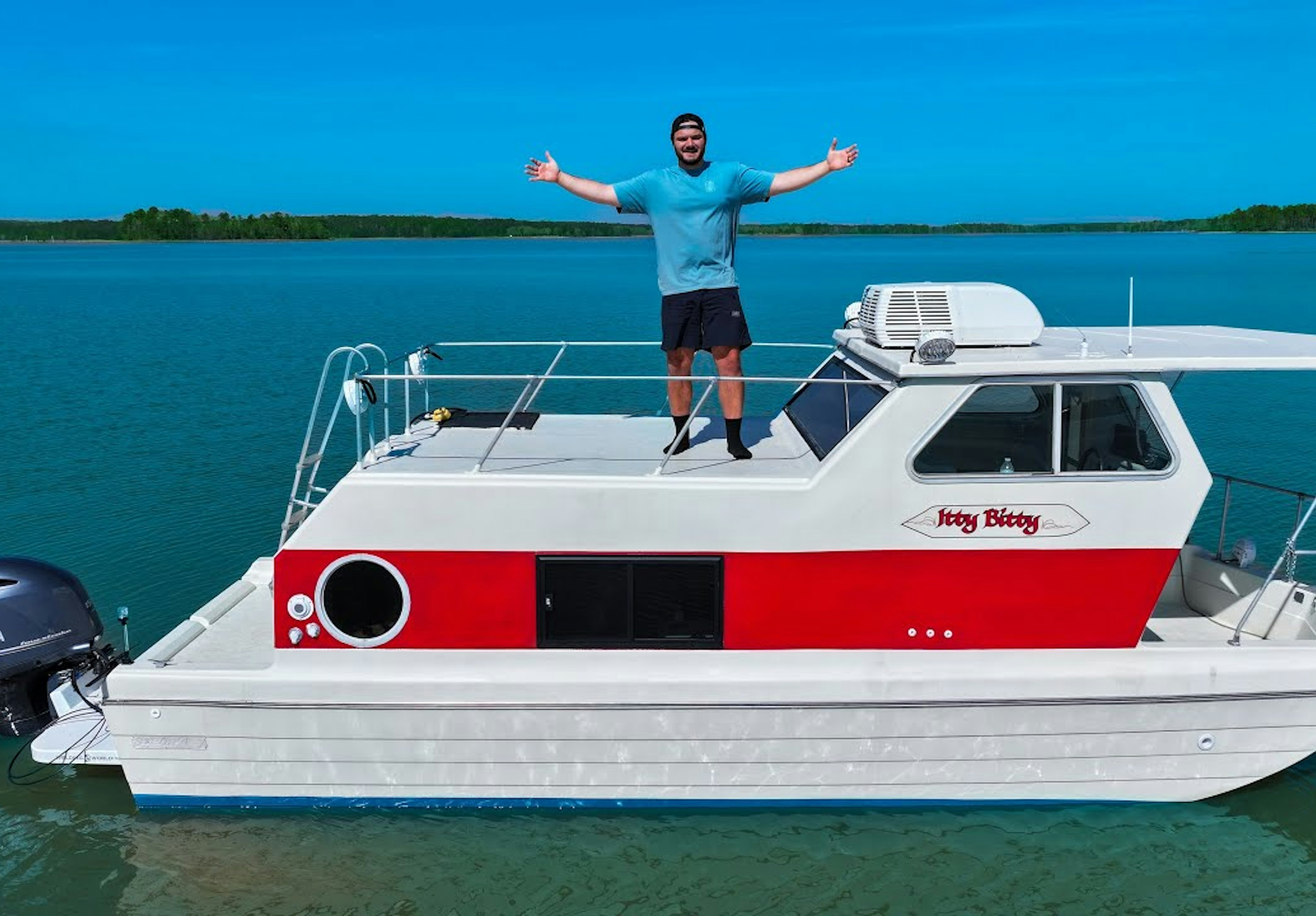 AYO Fishing har äntligen lyckats färdigställa sin planande husbåt – ett långbänksprojekt som började på Facebook Marketplace.
