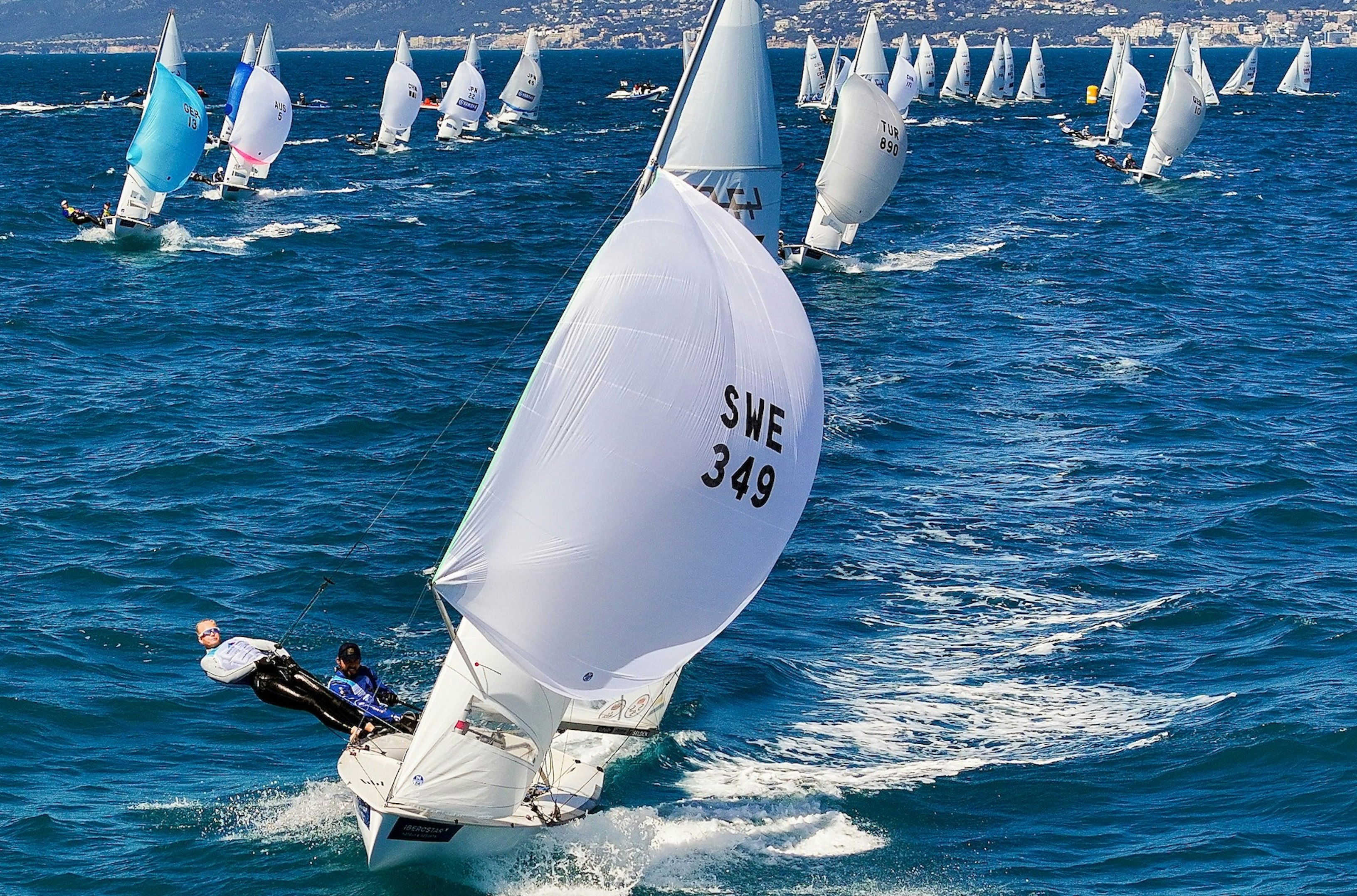 Anton Dahlberg och Lovisa Karlsson i täten av 470 båtarna under Trofeo Princesa Sofia på Mallorca.