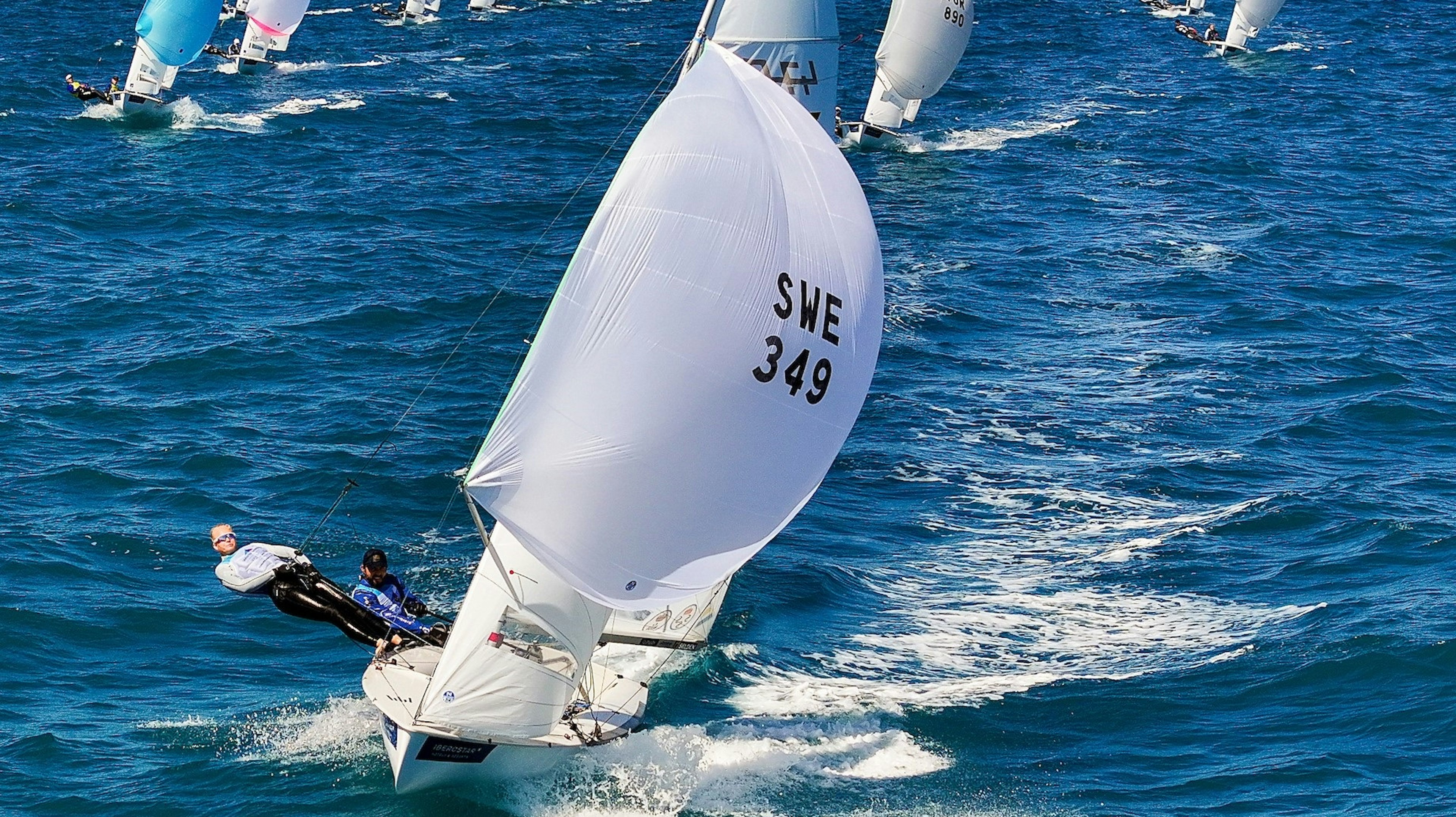 Anton Dahlberg och Lovisa Karlsson i täten av 470 båtarna under Trofeo Princesa Sofia på Mallorca.