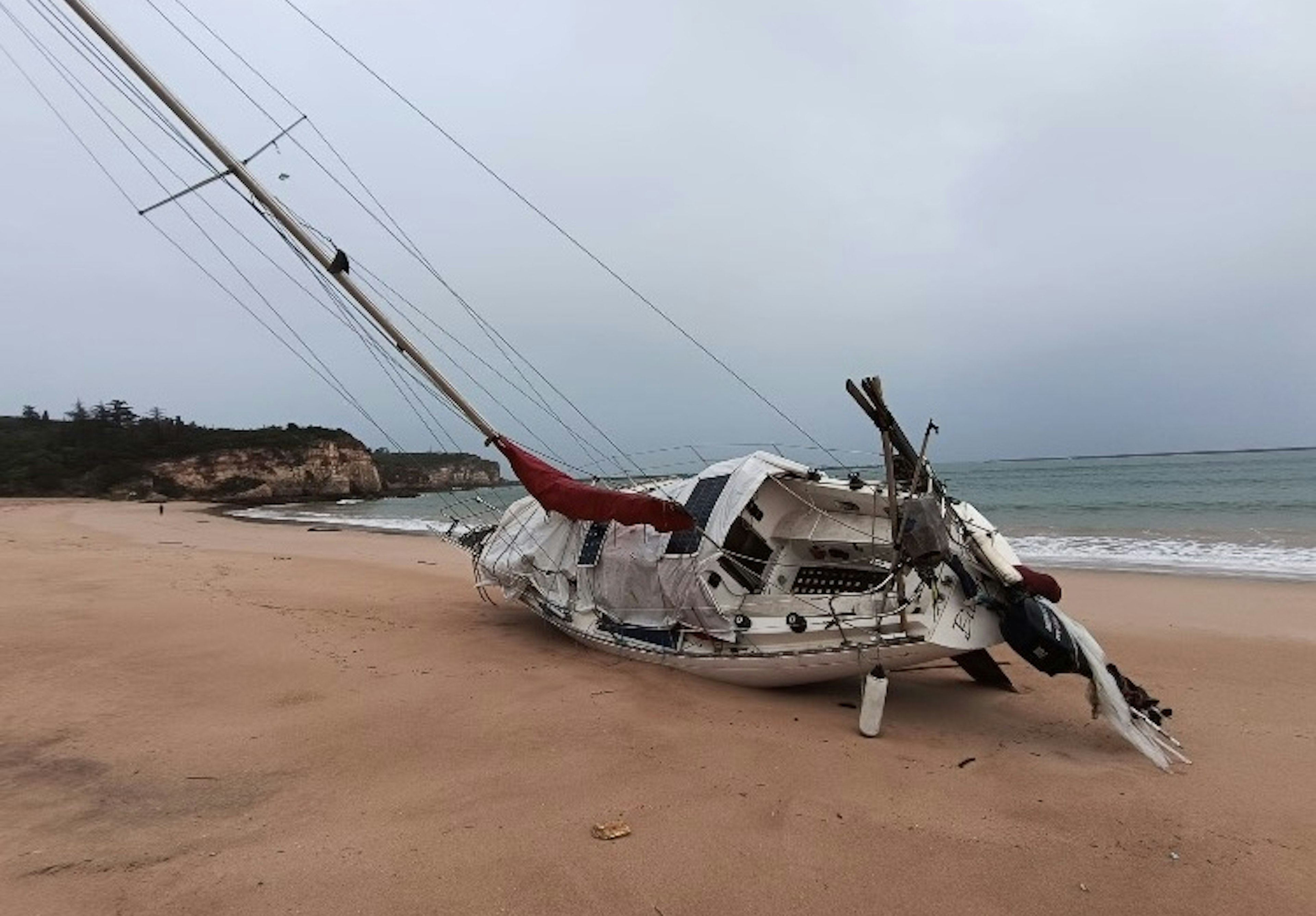 En svenskflaggad segelbåt har spolats upp på en strand i Portugal, nu söker de lokala myndigheterna efter ägaren.