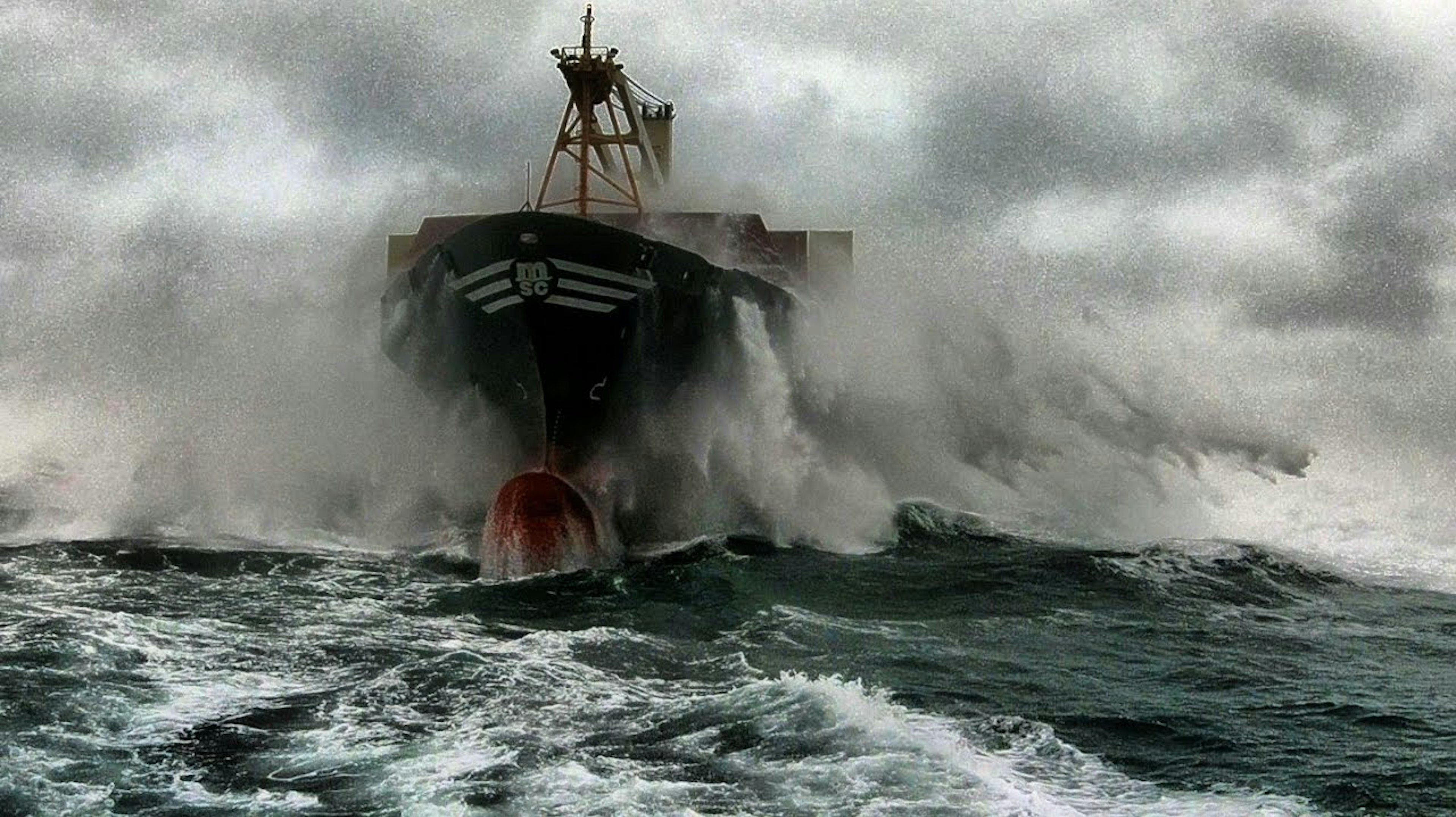Fraktfartyg i hårt väder lotsas av Safehaven