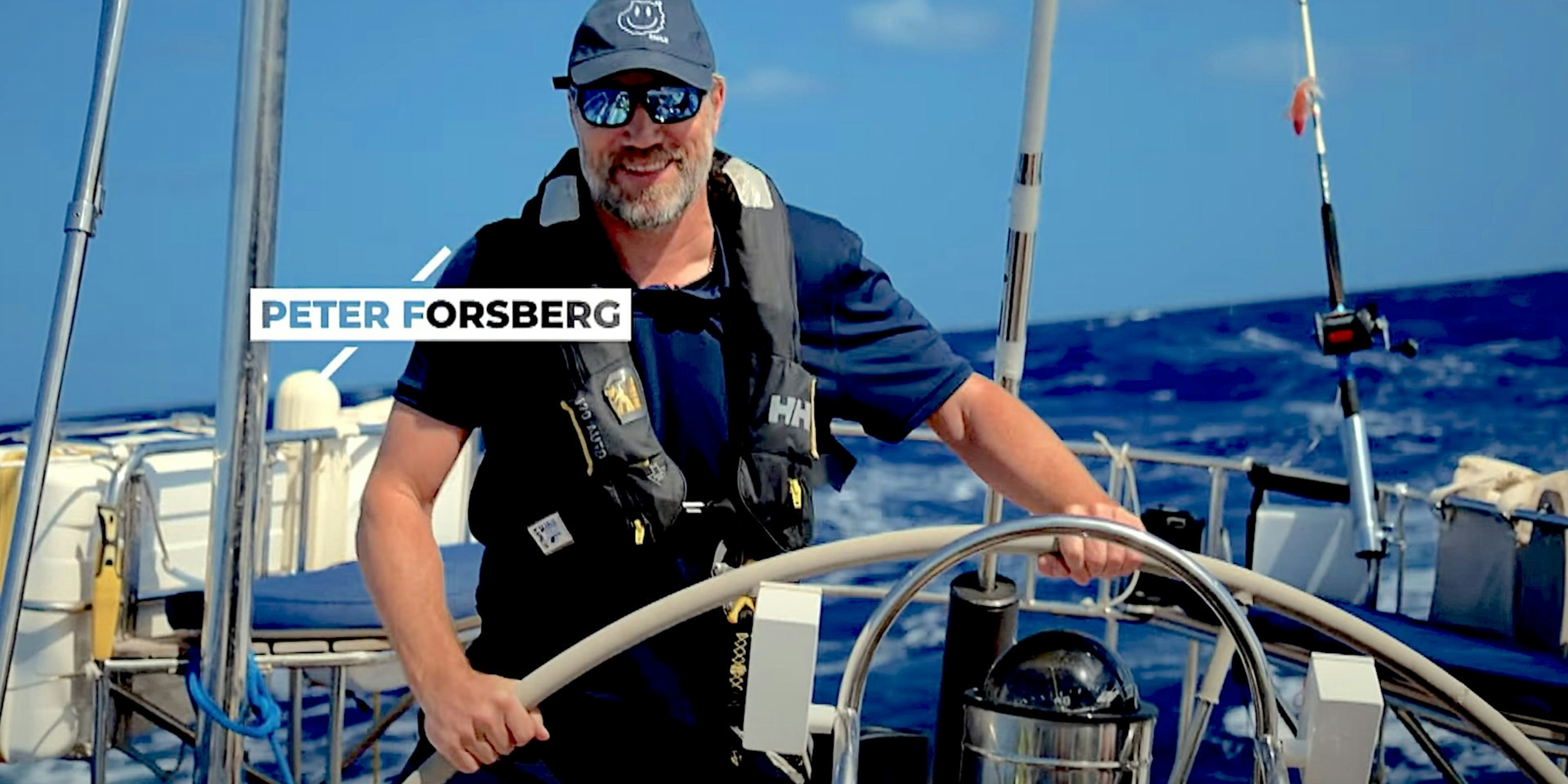 Peter Forsberg vid rodret under segling över Atlanten