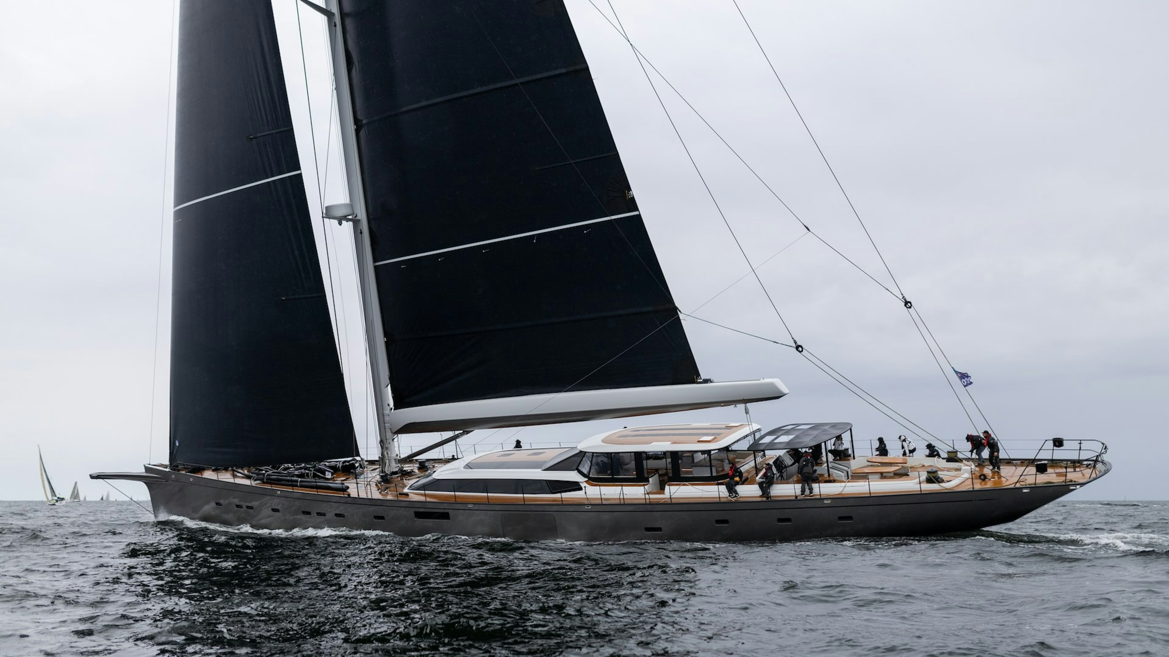Rekordstora båten Ravenger bryter Gotland Runt