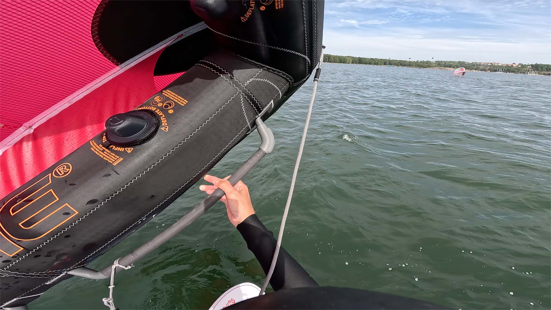 Skippos Gustav Morin går en kurs i den allt mer populära vattensporten wingfoil!
