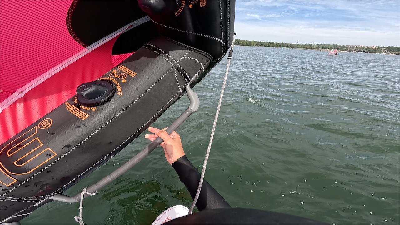 Skippos Gustav Morin går en kurs i den allt mer populära vattensporten wingfoil!