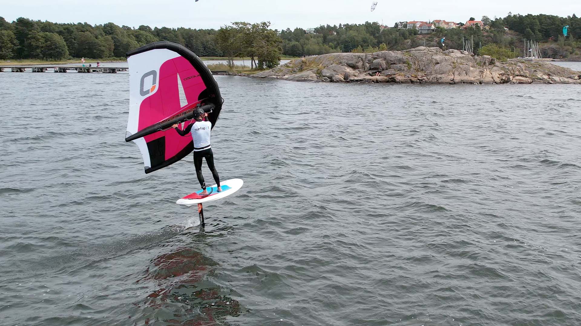 Skippos Gustav Morin går en kurs i den allt mer populära vattensporten wingfoil!