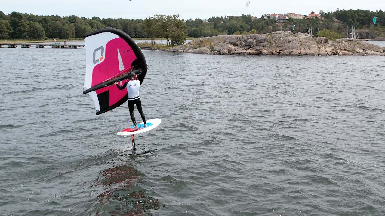 Skippos Gustav Morin går en kurs i den allt mer populära vattensporten wingfoil!