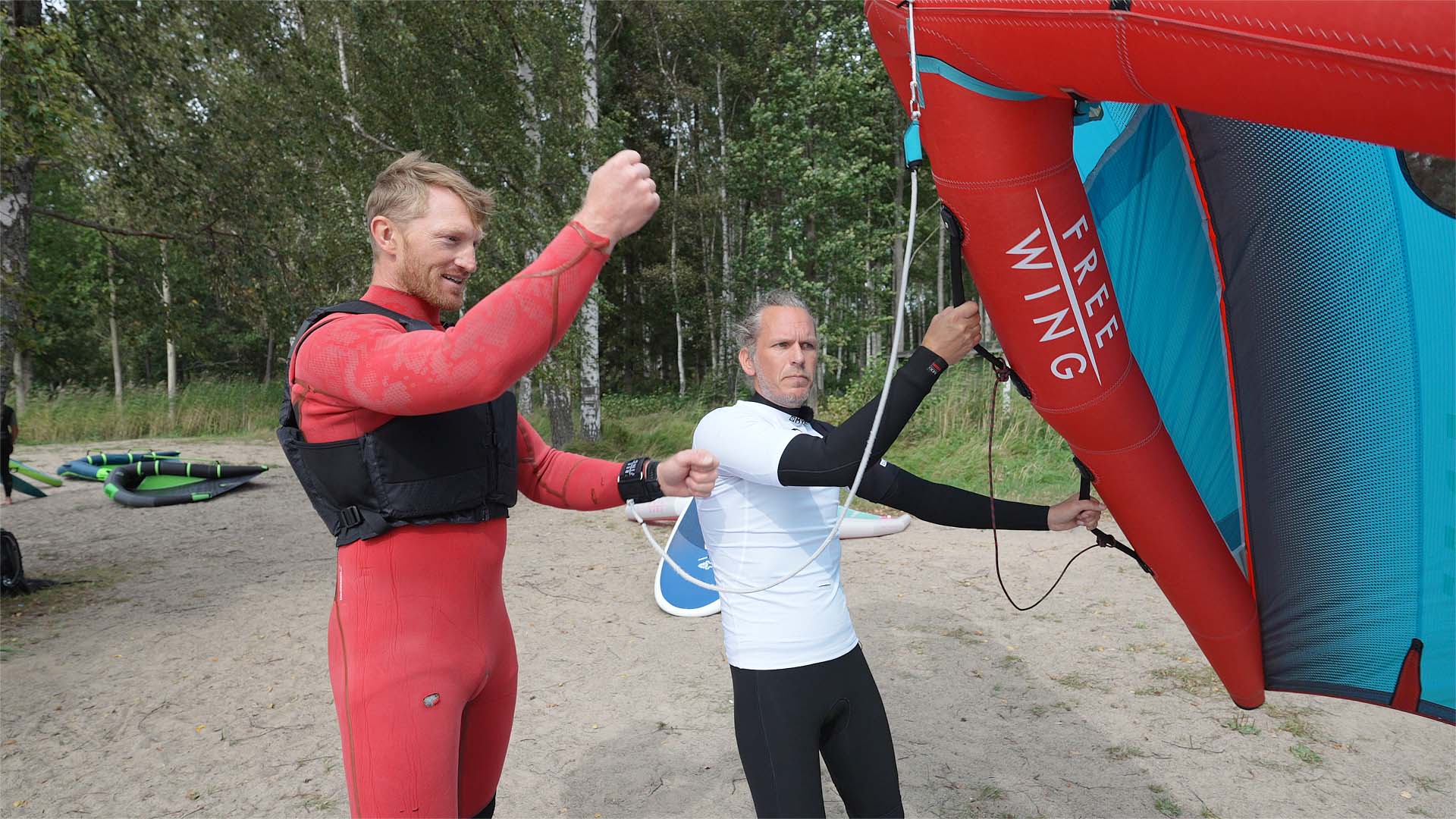 Skippos Gustav Morin går en kurs i den allt mer populära vattensporten wingfoil!