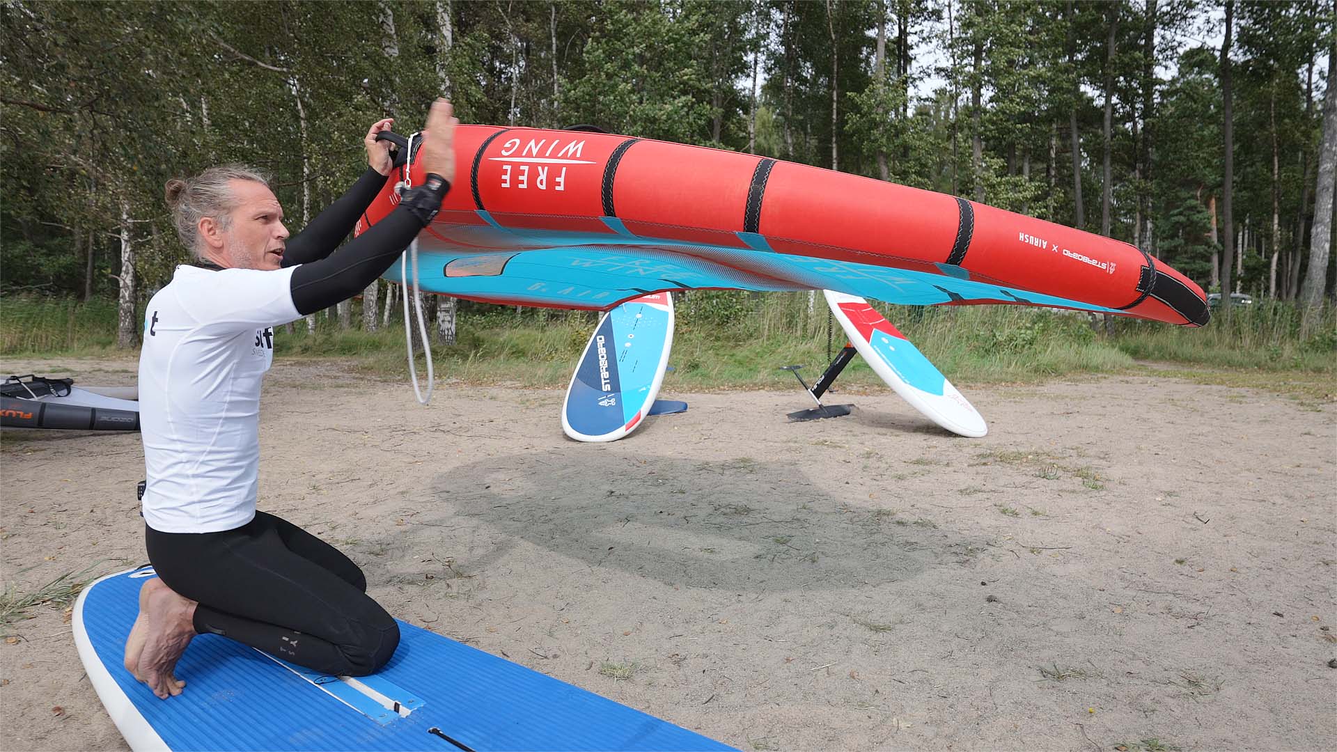 Skippos Gustav Morin går en kurs i den allt mer populära vattensporten wingfoil!