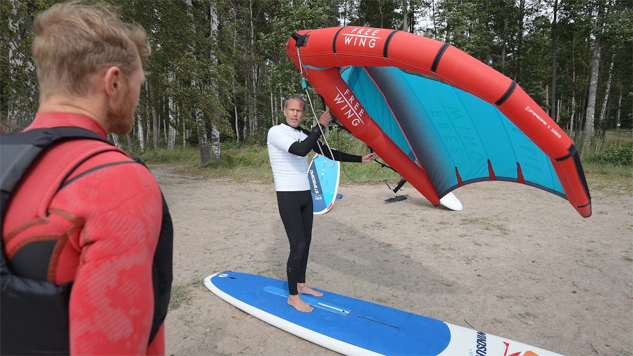 Skippos Gustav Morin går en kurs i den allt mer populära vattensporten wingfoil!